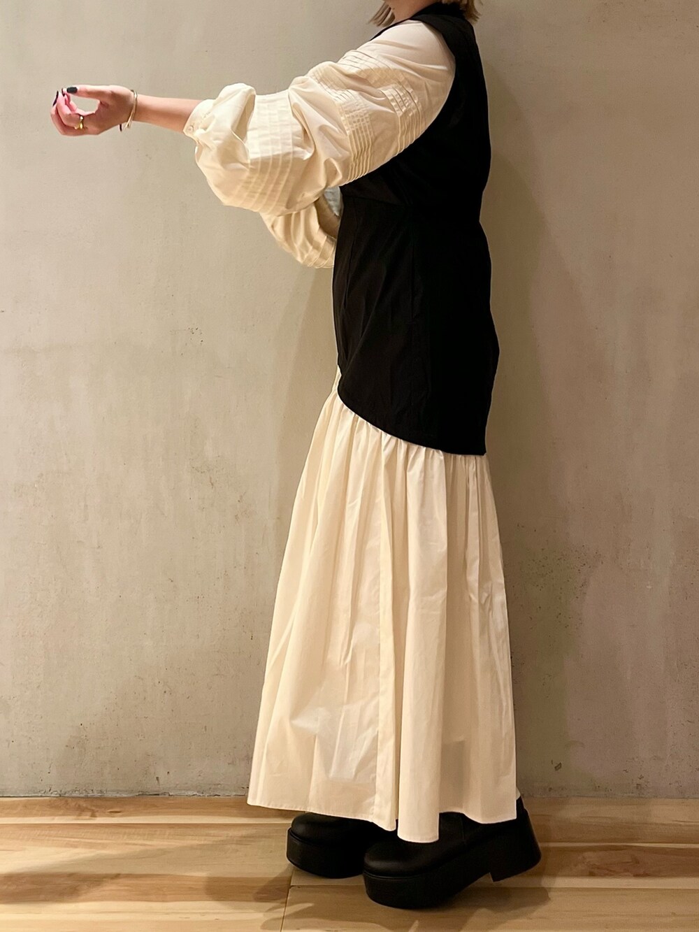 その他のワンピース、ブラック系のブーツを着用したレディースの春コーディネートの3枚目の写真