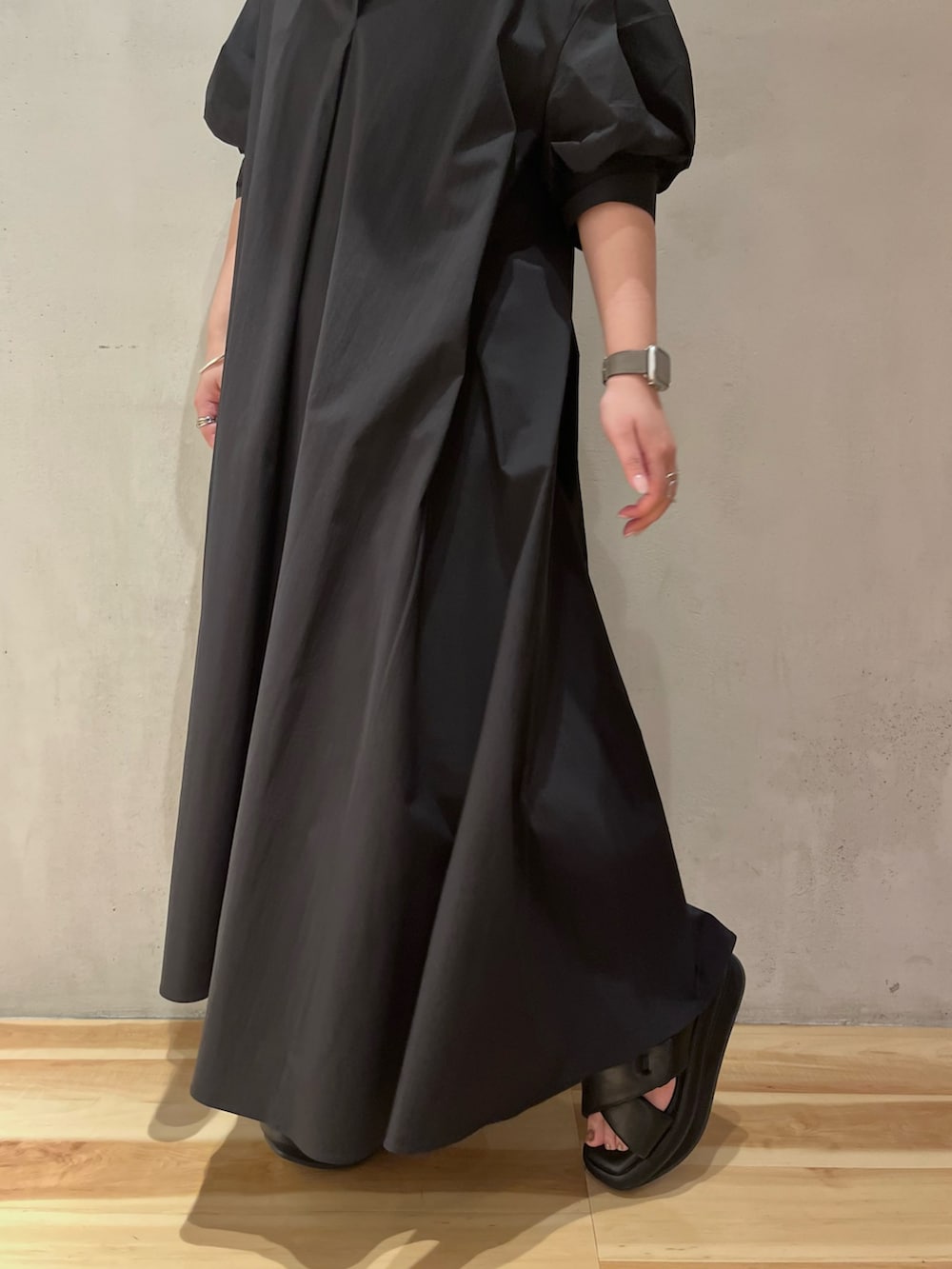 ブラック系のワンピースを着用したレディースの夏コーディネートの9枚目の写真