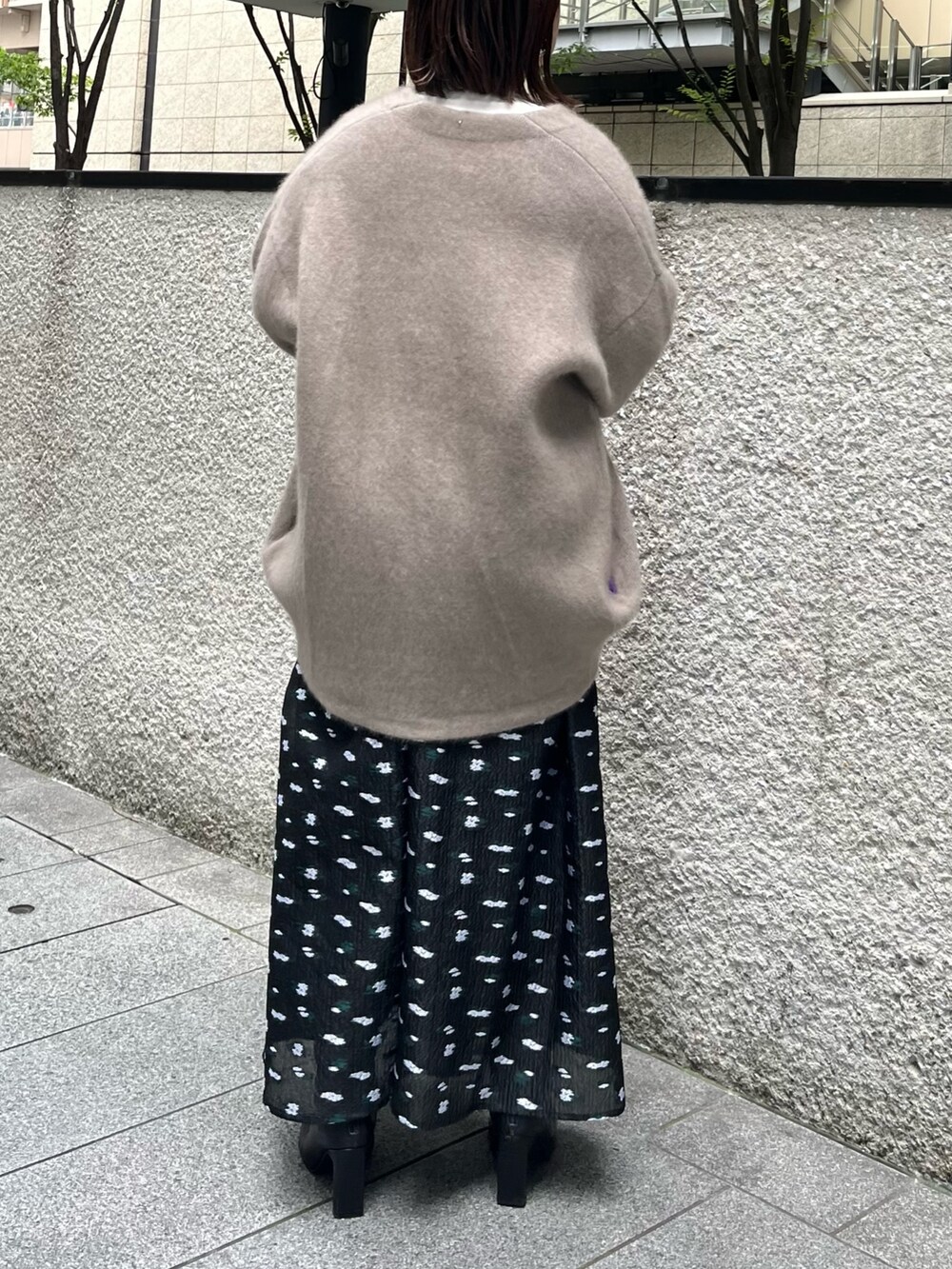 ベージュ系のカーディガン/ボレロ、その他のスカート、ブラック系のブーツを着用したレディースの夏コーディネートの4枚目の写真