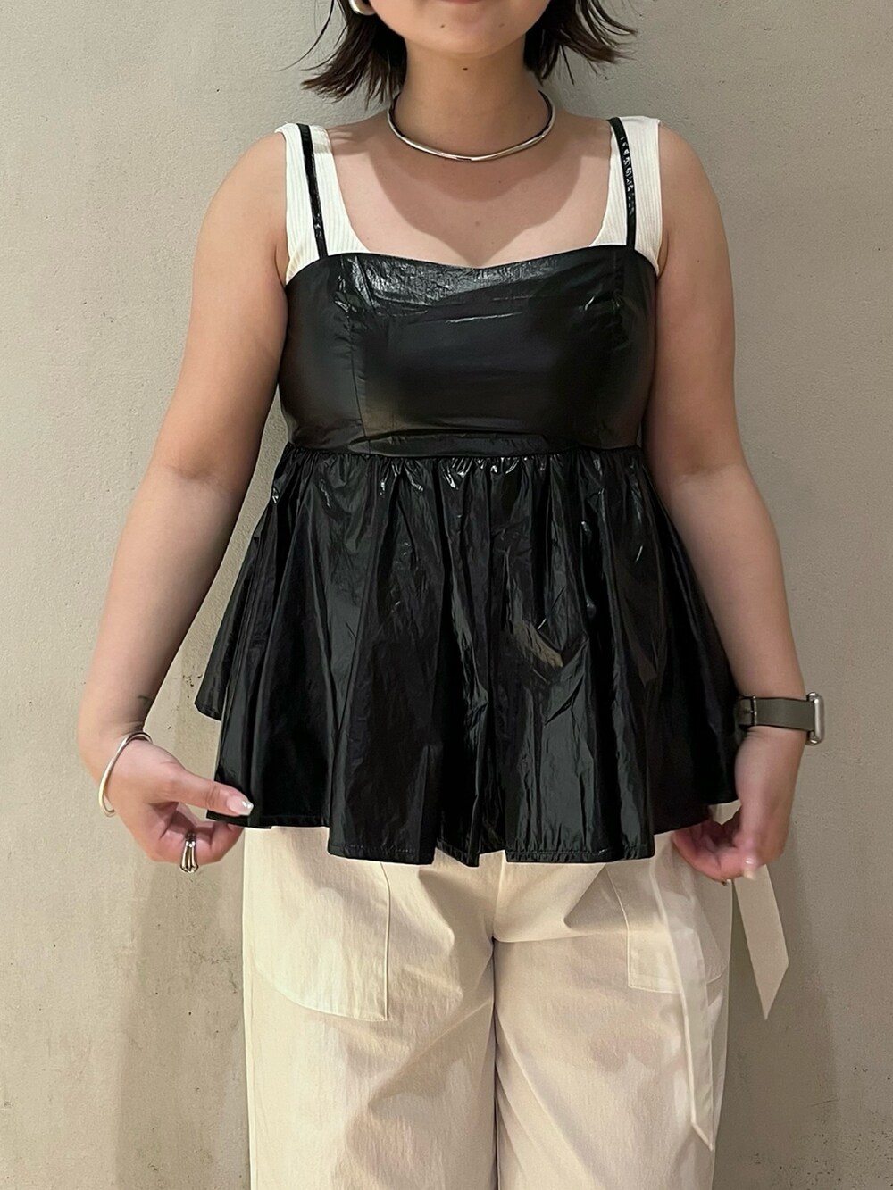 ホワイト系のタンクトップ、ブラック系のキャミソール、ホワイト系のその他パンツを着用したレディースの夏コーディネートの5枚目の写真