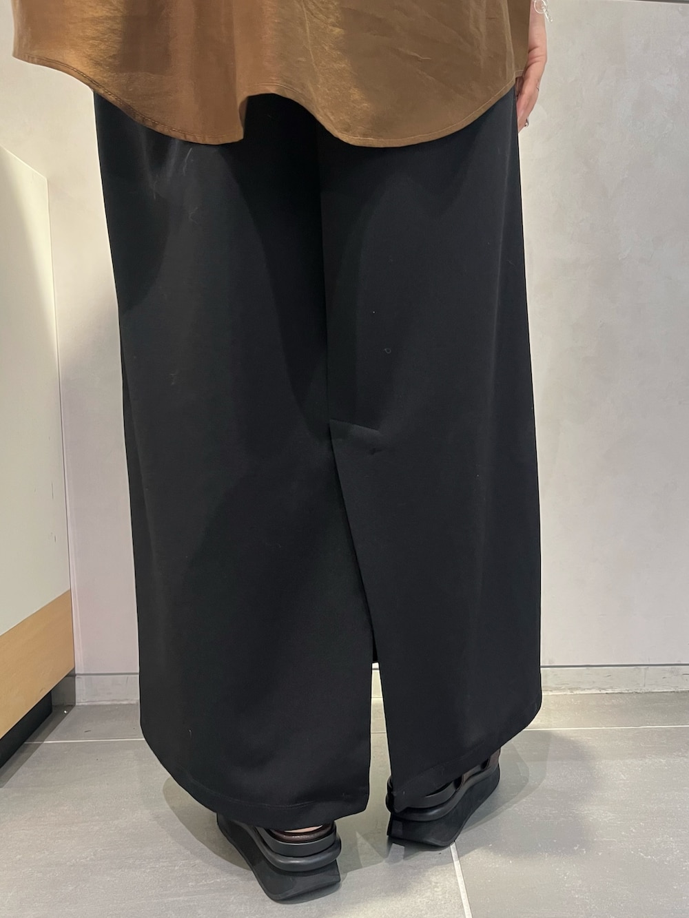ブラウン系のシャツ/ブラウス、ブラック系のワンピース、ブラウン系のサンダルを着用したレディースの夏コーディネートの7枚目の写真