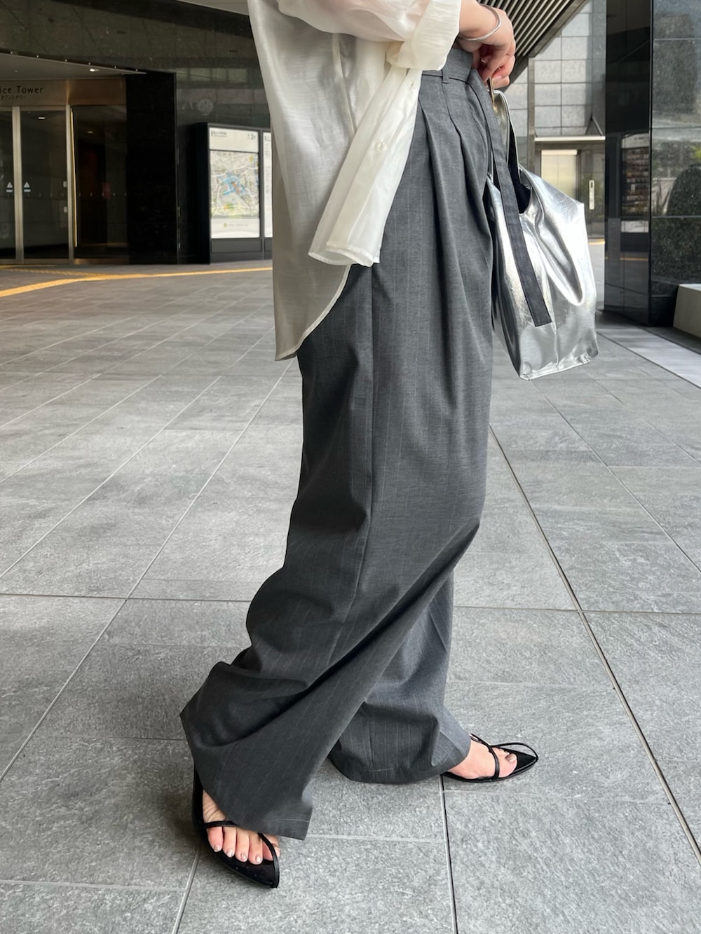 ホワイト系のシャツ/ブラウス、ブラウン系のタンクトップ、グレー系のその他パンツを着用したレディースの夏コーディネートの7枚目の写真