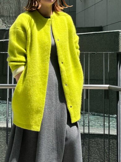 ベージュ系のスニーカー、その他のトートバッグ、グレー系のワンピースを着用したレディースの夏コーディネートの7枚目の写真