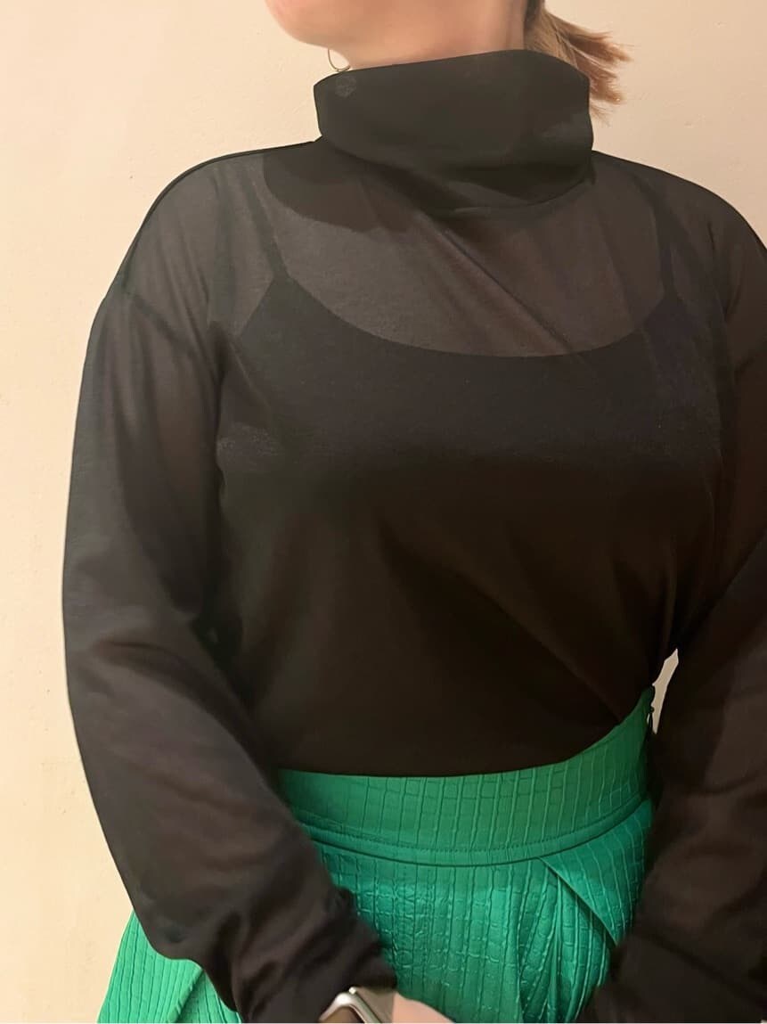 グリーン系のスカート、ブラック系のブーツ、ブラック系のTシャツ/カットソーを着用したレディースの夏コーディネートの5枚目の写真