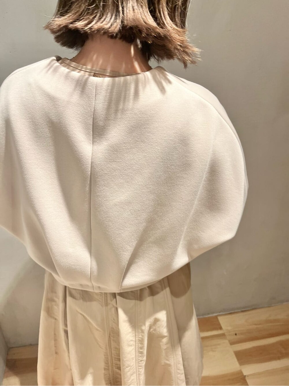 ホワイト系のサンダル、ベージュ系のブルゾン、ベージュ系のワンピースを着用したレディースの春コーディネートの7枚目の写真