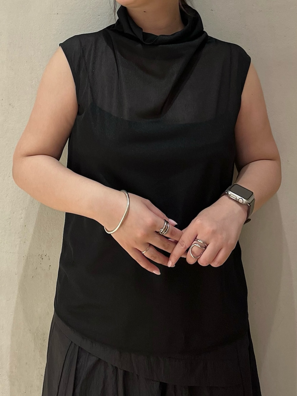 ブラック系のシャツ/ブラウス、ブラック系のスカート、シルバー系のパンプスを着用したレディースの夏コーディネートの5枚目の写真