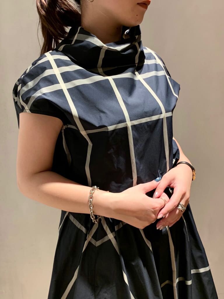 その他のスカート、ブラック系のショルダーバッグを着用したレディースの夏コーディネートの3枚目の写真