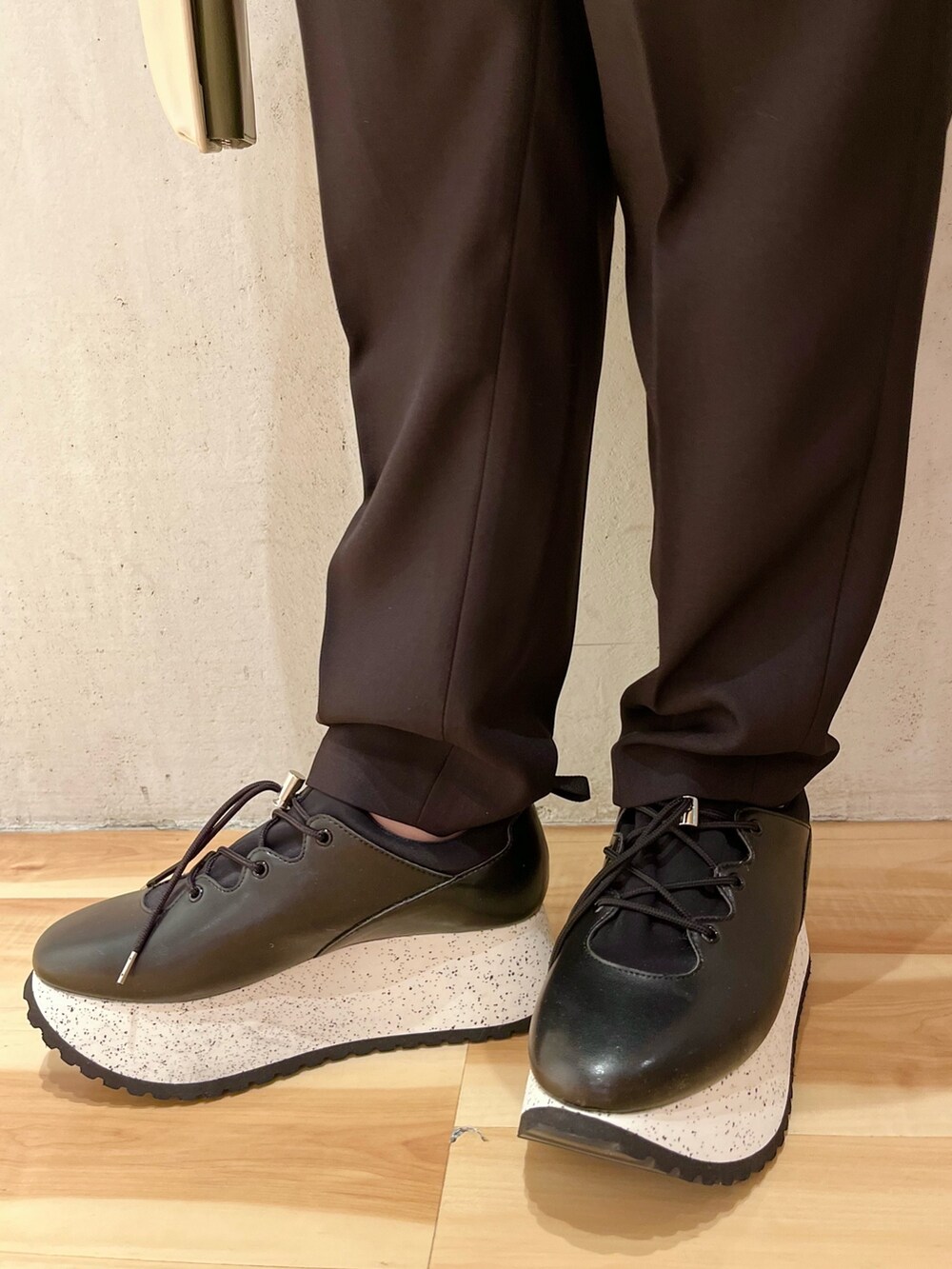 ベージュ系のショルダーバッグ、ブラック系のスニーカー、ブラック系のその他パンツを着用したレディースの冬コーディネートの10枚目の写真