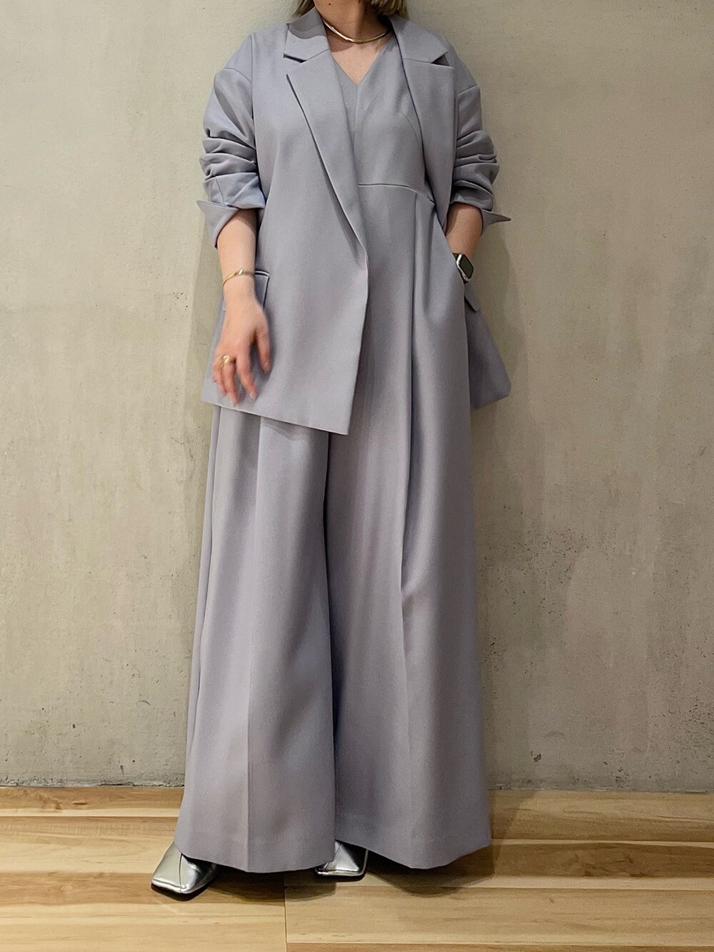 ブルー系のテーラードジャケット、ブルー系のつなぎ/オールインワン、シルバー系のパンプスを着用したレディースの冬コーディネートの3枚目の写真