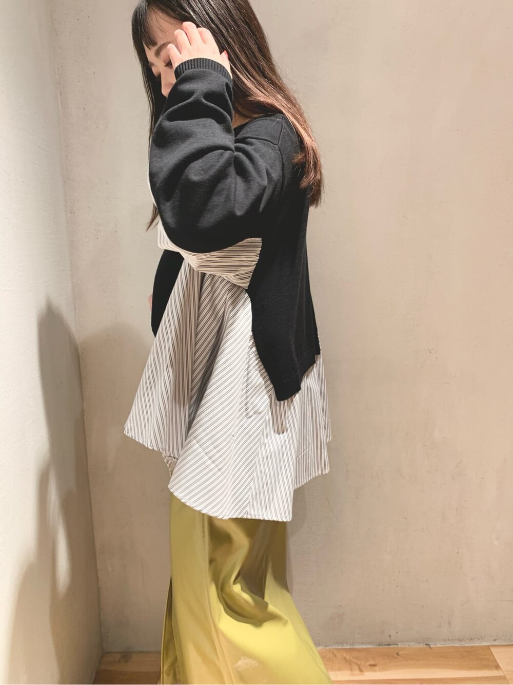 ベージュ系のスカート、その他のニット/セーターを着用したレディースの冬コーディネートの5枚目の写真