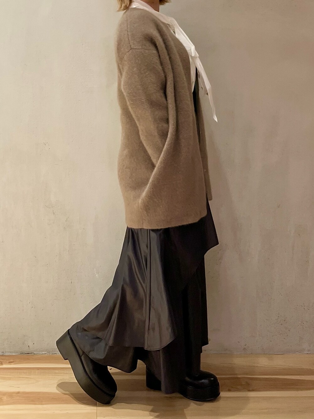 ホワイト系のシャツ/ブラウス、ブラック系のスカート、ベージュ系のノーカラージャケットを着用したレディースの秋コーディネートの3枚目の写真