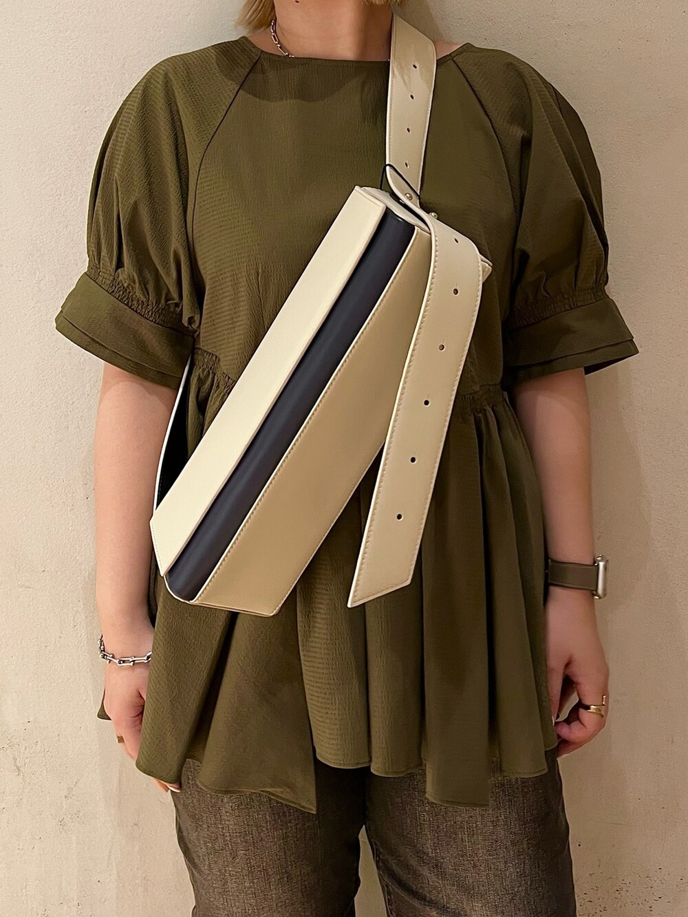 グリーン系のシャツ/ブラウス、ベージュ系のショルダーバッグ、グレー系のデニムパンツを着用したレディースの夏コーディネートの8枚目の写真