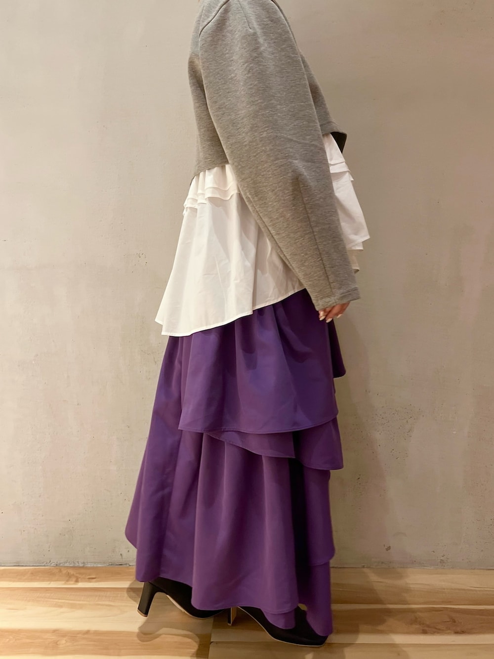 グレー系のTシャツ/カットソー、パープル系のスカート、ブラック系のブーツを着用したレディースの夏コーディネートの8枚目の写真