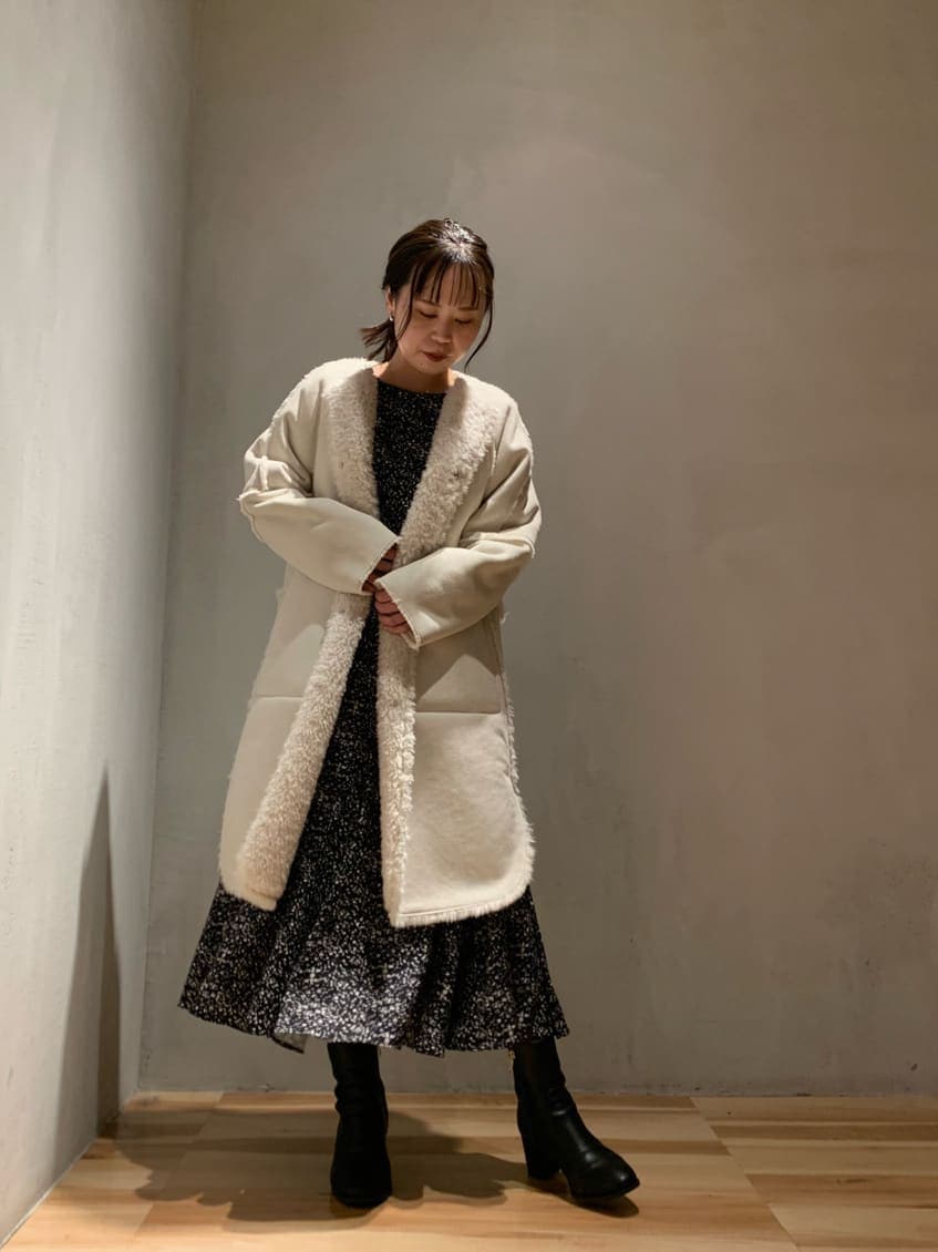 その他のワンピース、ホワイト系のノーカラーコートを着用したレディースの秋コーディネートの3枚目の写真