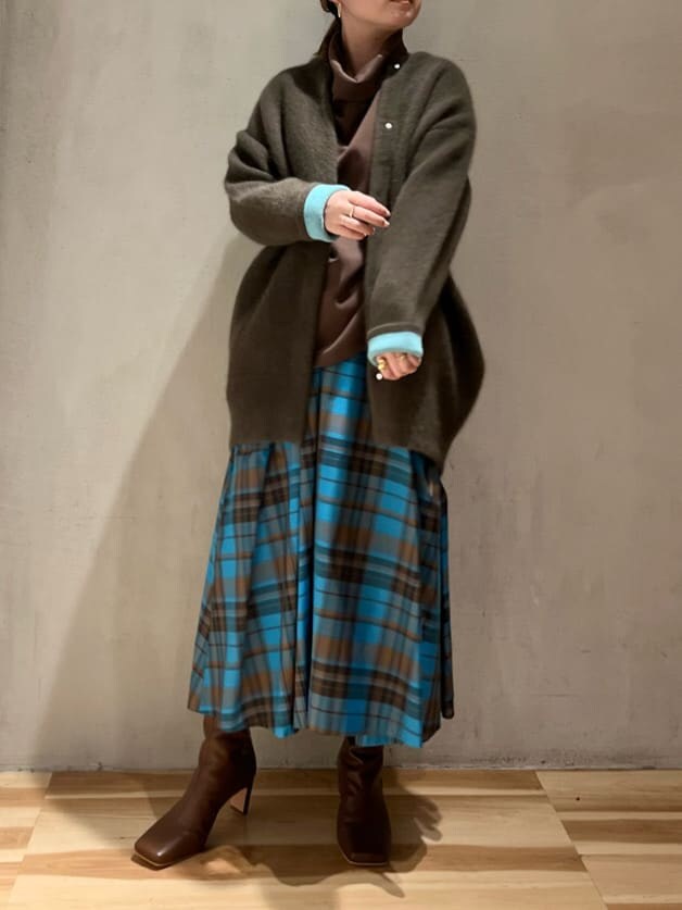 その他のスカート、ブラウン系のTシャツ/カットソー、ベージュ系のその他アウターを着用したレディースの夏コーディネートの2枚目の写真