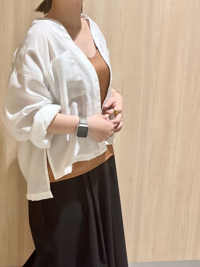 ブラウン系のキャミソール、ホワイト系のシャツ/ブラウス、ブラック系のその他パンツを着用したレディースの春コーディネートの5枚目の写真