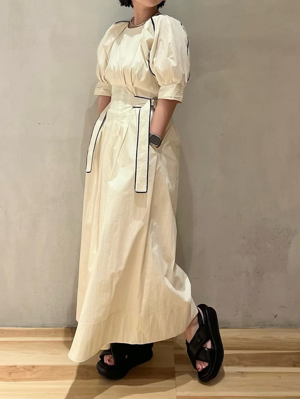 ホワイト系のワンピース、ブラック系のサンダルを着用したレディースの冬コーディネートの2枚目の写真