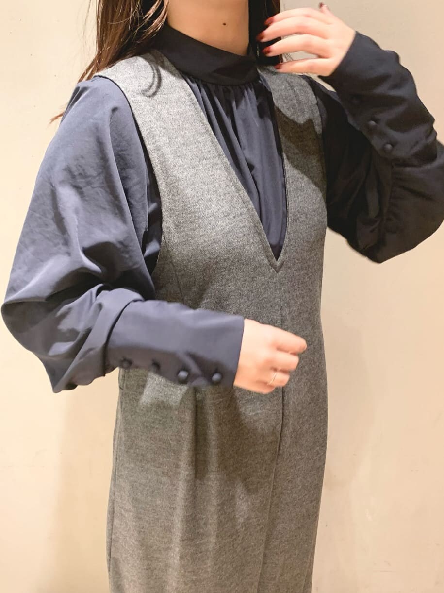 ブラック系のシャツ/ブラウス、グレー系のつなぎ/オールインワンを着用したレディースの冬コーディネートの5枚目の写真