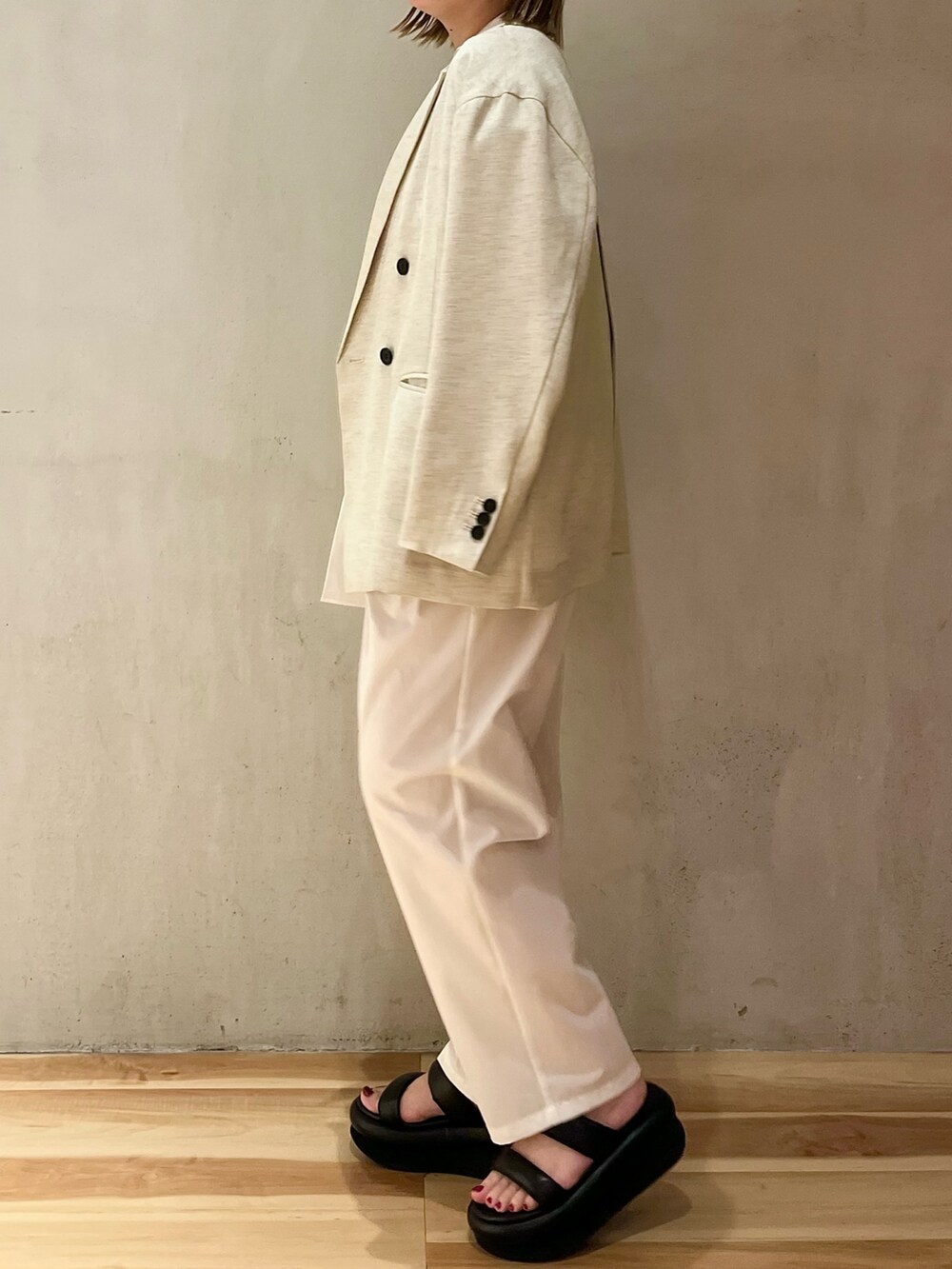 グリーン系のTシャツ/カットソー、ベージュ系のテーラードジャケット、ホワイト系のその他パンツを着用したレディースの冬コーディネートの3枚目の写真