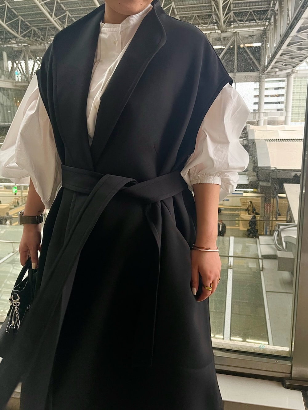 ホワイト系のシャツ/ブラウス、ブラック系のノーカラーコート、ブラック系のパンプスを着用したレディースの春コーディネートの5枚目の写真