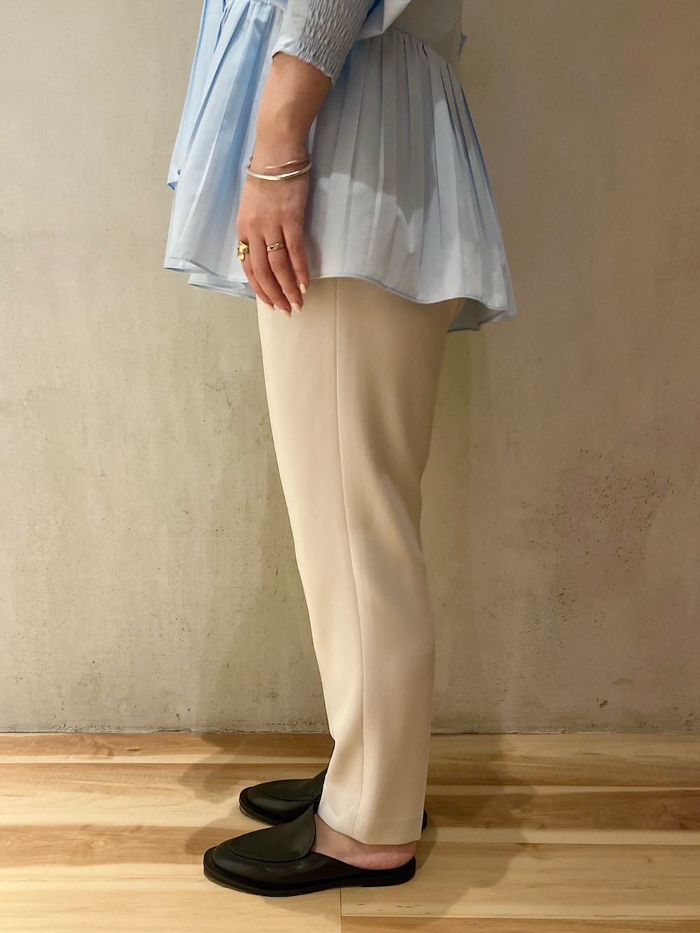 ベージュ系のノーカラーコート、ブルー系のシャツ/ブラウス、グレー系のその他パンツを着用したレディースの冬コーディネートの7枚目の写真