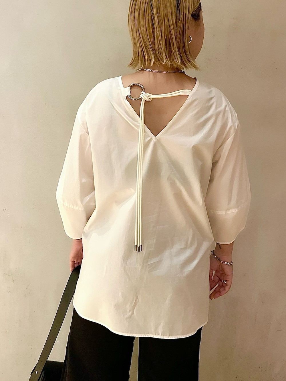 ホワイト系のシャツ/ブラウス、ブラック系のその他パンツ、ブラック系のブーツを着用したレディースの夏コーディネートの6枚目の写真