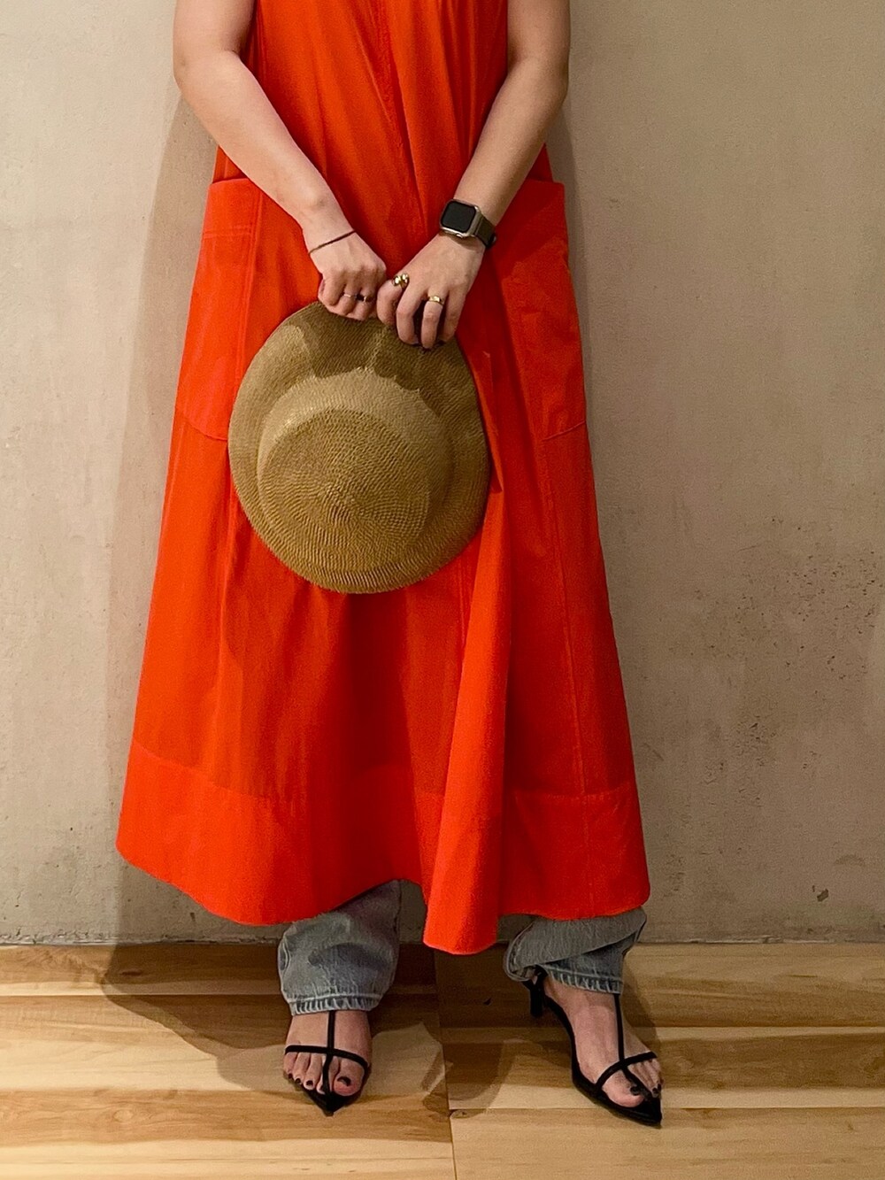 レッド系のワンピース、ホワイト系のハット、ゴールド系のブレスレットを着用したレディースの夏コーディネートの5枚目の写真