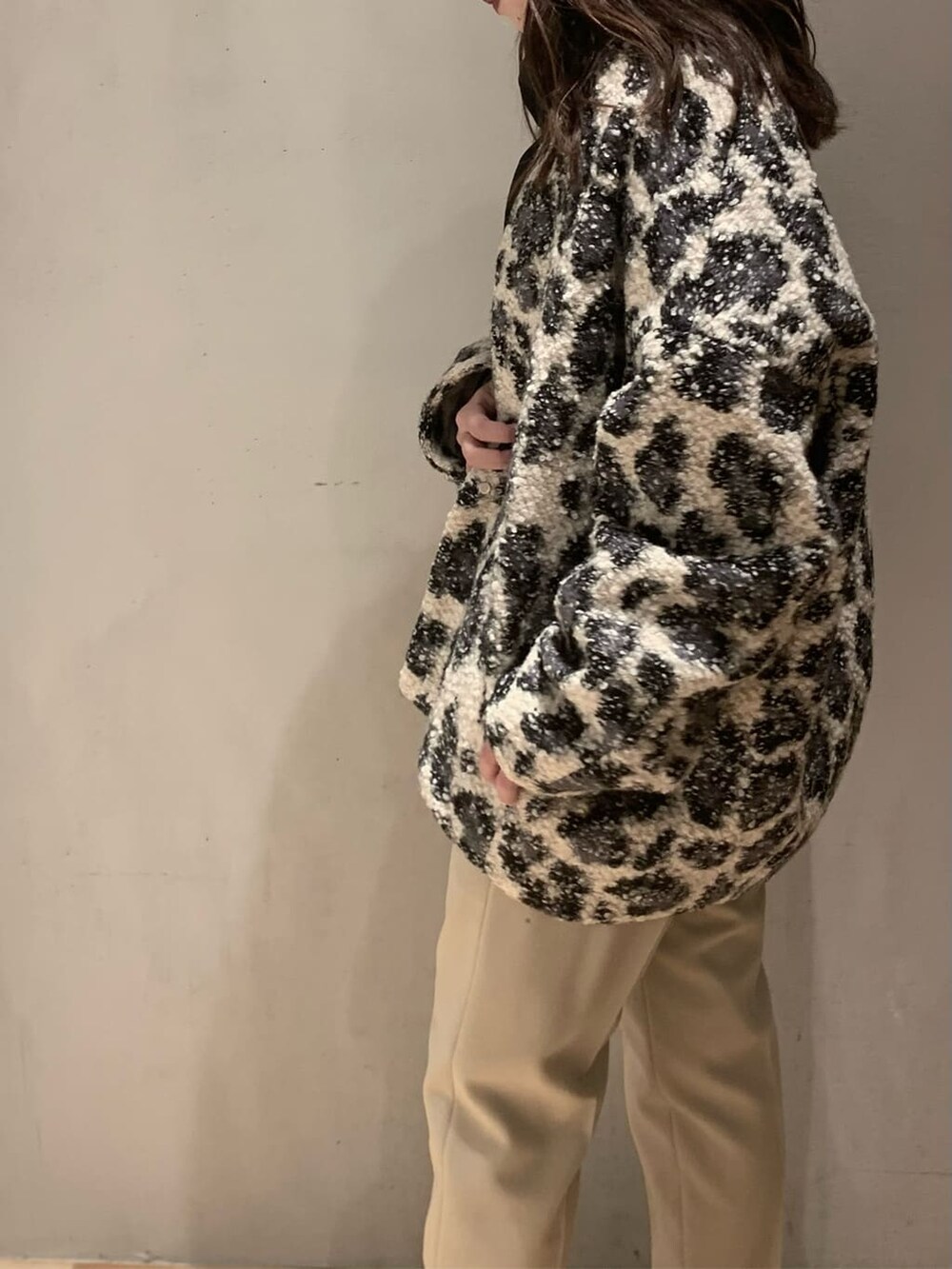 その他のノーカラーコート、ブラック系のシャツ/ブラウス、ブラウン系のその他パンツを着用したレディースの秋コーディネートの3枚目の写真