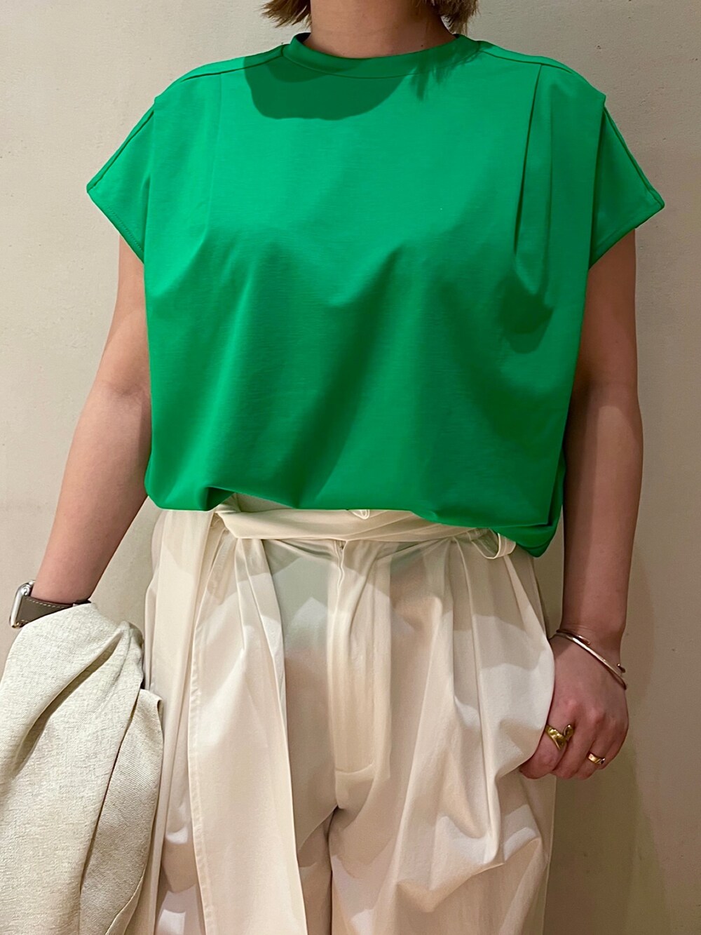 グリーン系のTシャツ/カットソー、ベージュ系のテーラードジャケット、ホワイト系のその他パンツを着用したレディースの冬コーディネートの6枚目の写真