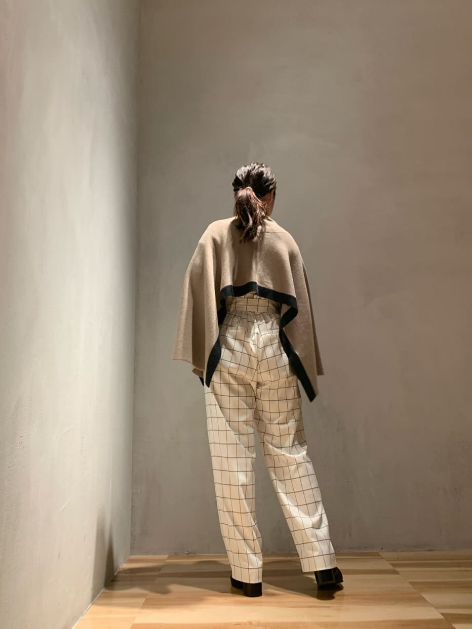 ベージュ系のワンピース、ホワイト系のその他パンツ、ベージュ系のニット/セーターを着用したレディースの秋コーディネートの2枚目の写真