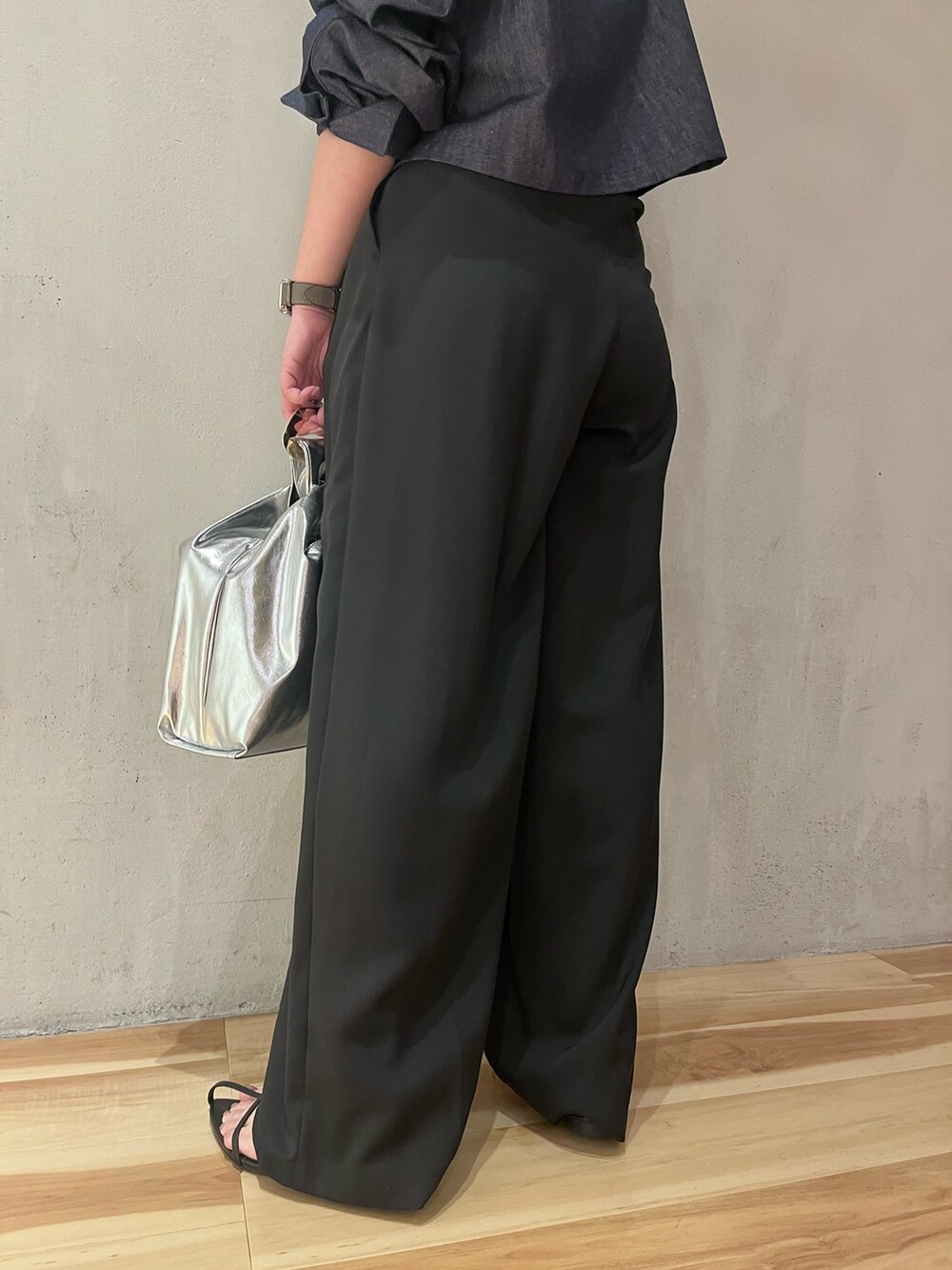 ブルー系のシャツ/ブラウス、ブラック系のキャミソール、ブラック系のその他パンツを着用したレディースの夏コーディネートの7枚目の写真