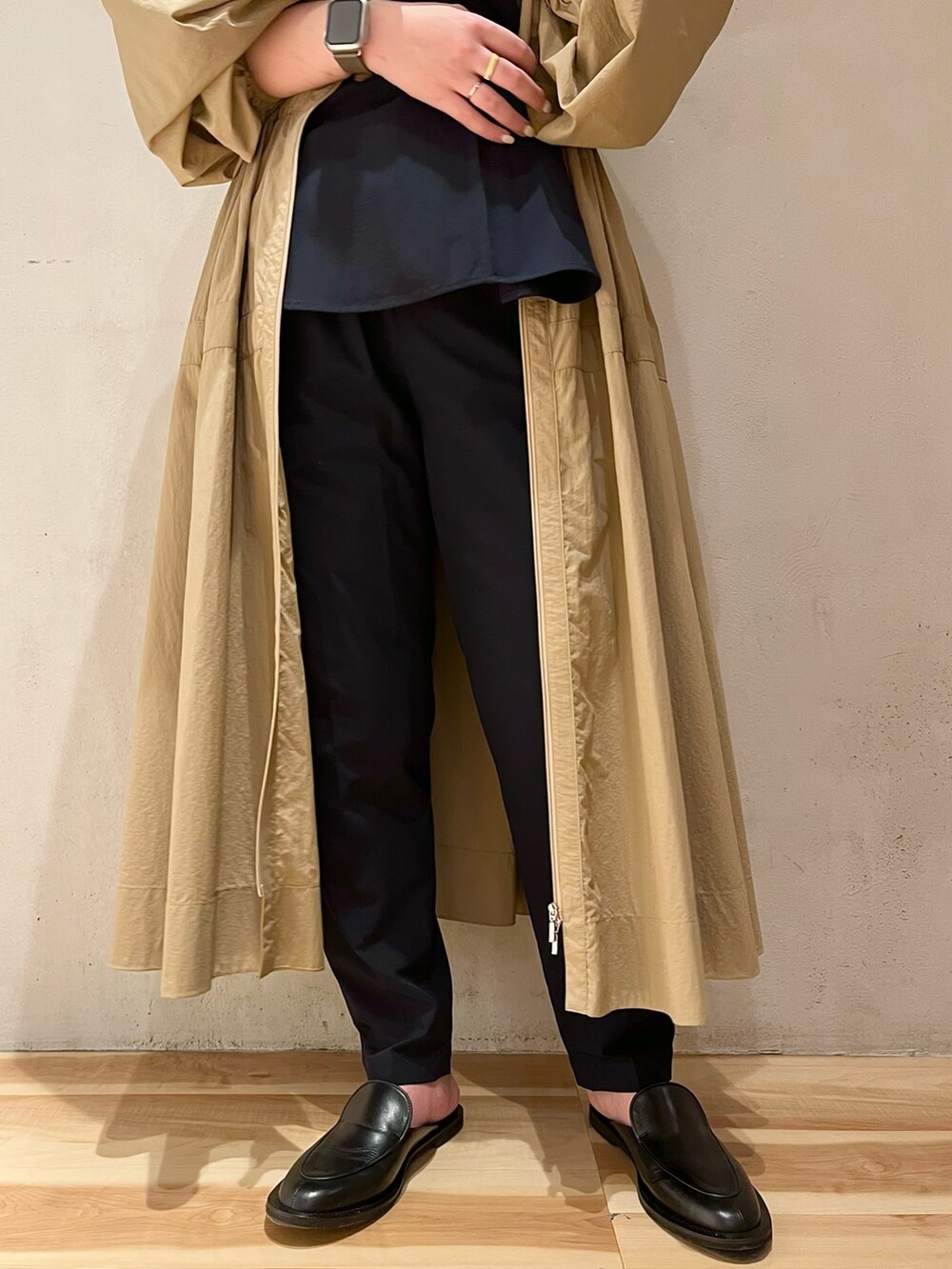 ベージュ系のトレンチコート、ブルー系のシャツ/ブラウス、ブルー系のその他パンツを着用したレディースの冬コーディネートの6枚目の写真