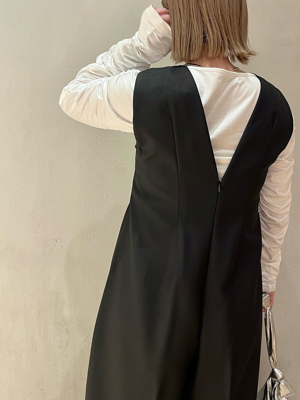 ブラック系のつなぎ/オールインワン、ホワイト系のTシャツ/カットソー、シルバー系のショルダーバッグを着用したレディースの冬コーディネートの6枚目の写真