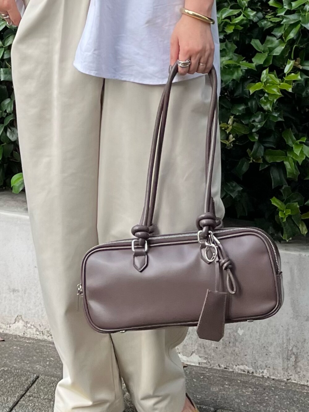 ベージュ系のカーディガン/ボレロ、ホワイト系のシャツ/ブラウス、ホワイト系のその他パンツを着用したレディースの秋コーディネートの9枚目の写真