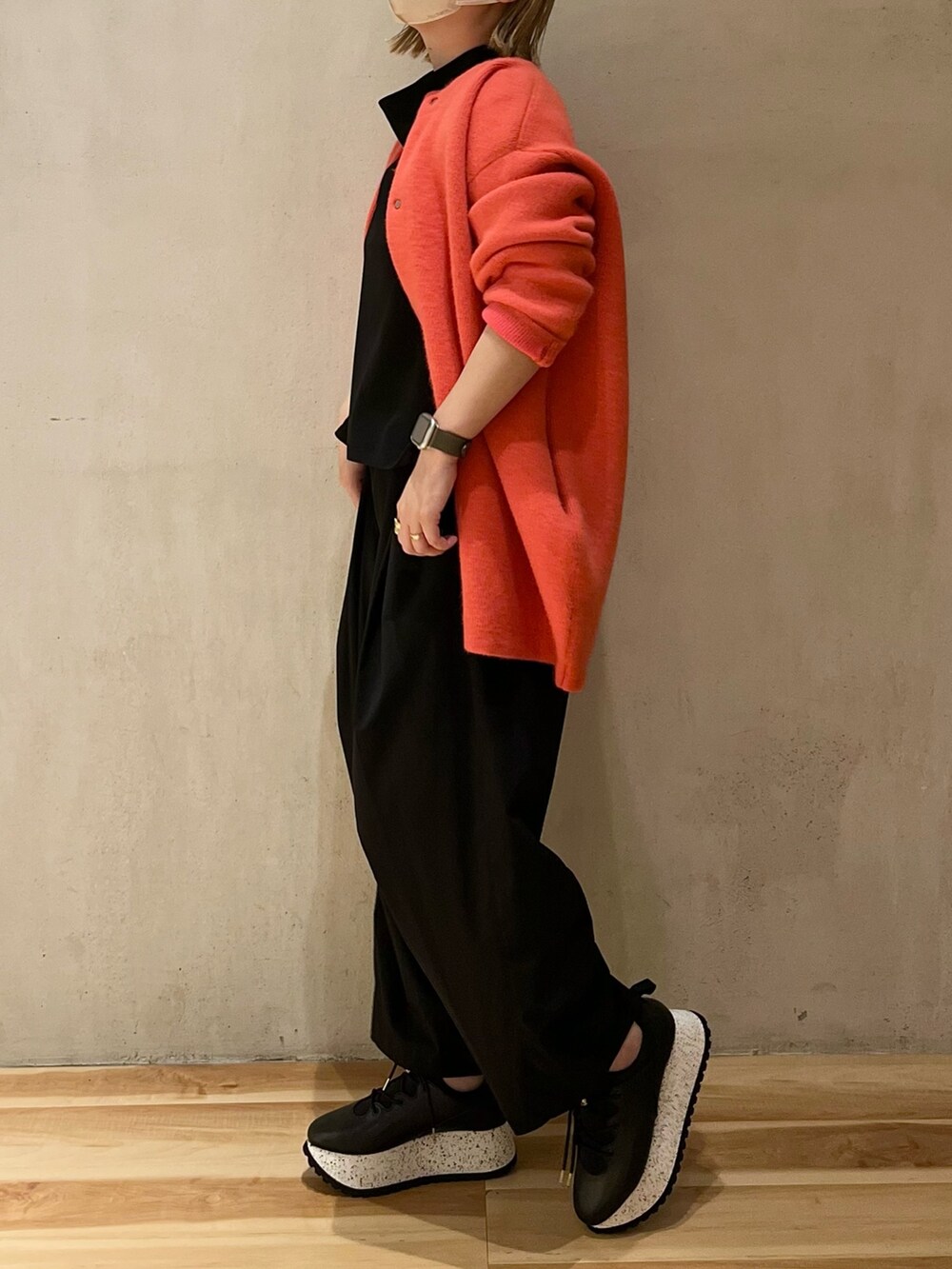 ピンク系のノーカラージャケット、ブラック系のTシャツ/カットソー、ブラック系のその他パンツを着用したレディースの夏コーディネートの3枚目の写真