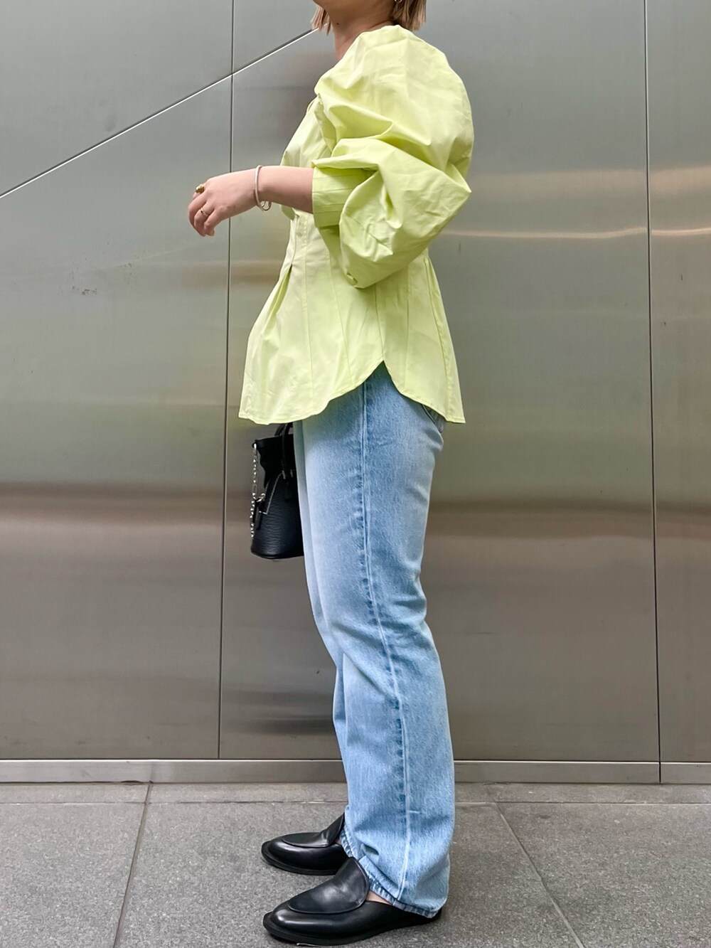 イエロー系のシャツ/ブラウスを着用したレディースの春コーディネートの3枚目の写真