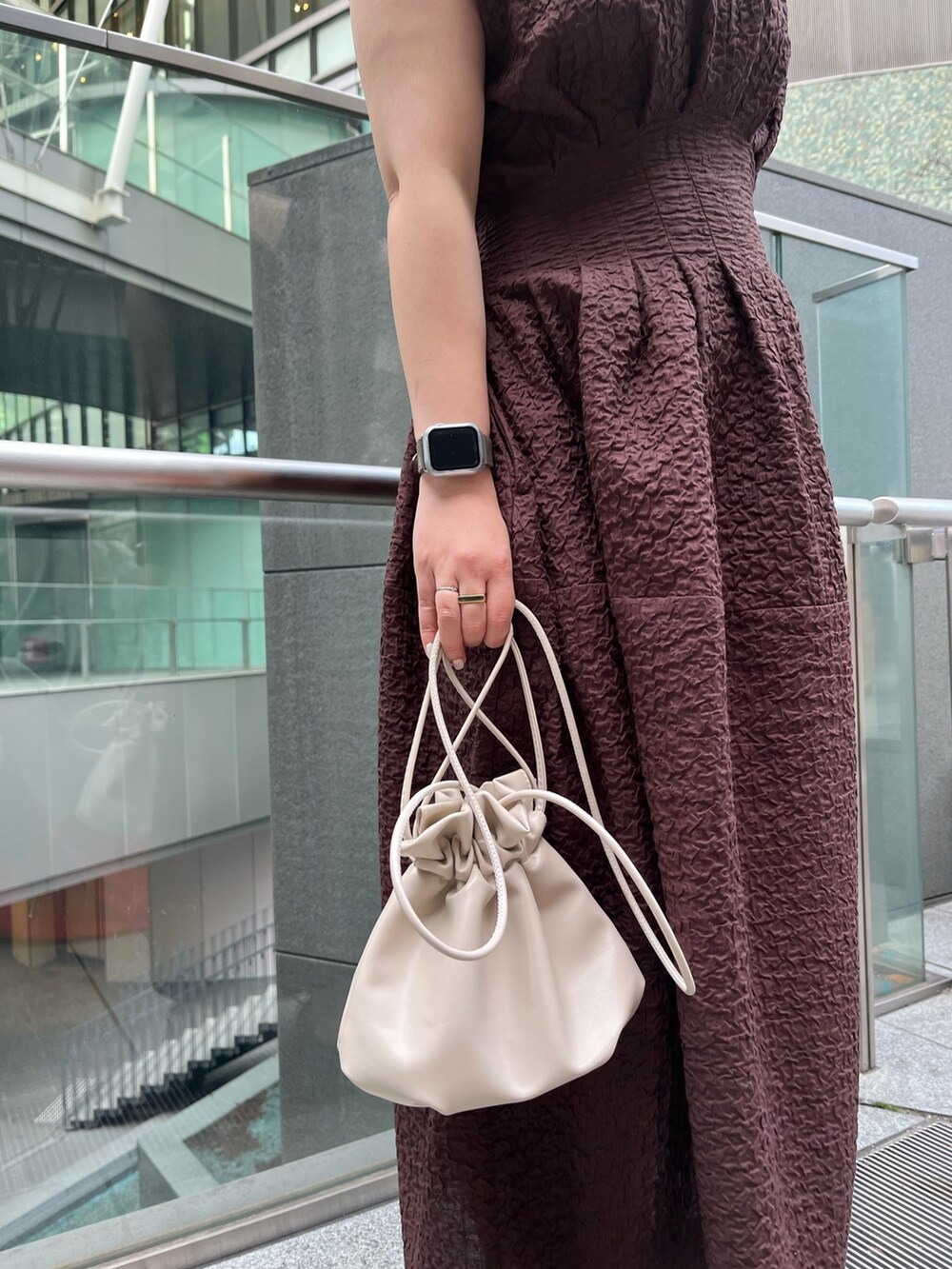 ブラック系のサンダル、ブラウン系のワンピース、シルバー系のネックレスを着用したレディースの冬コーディネートの7枚目の写真