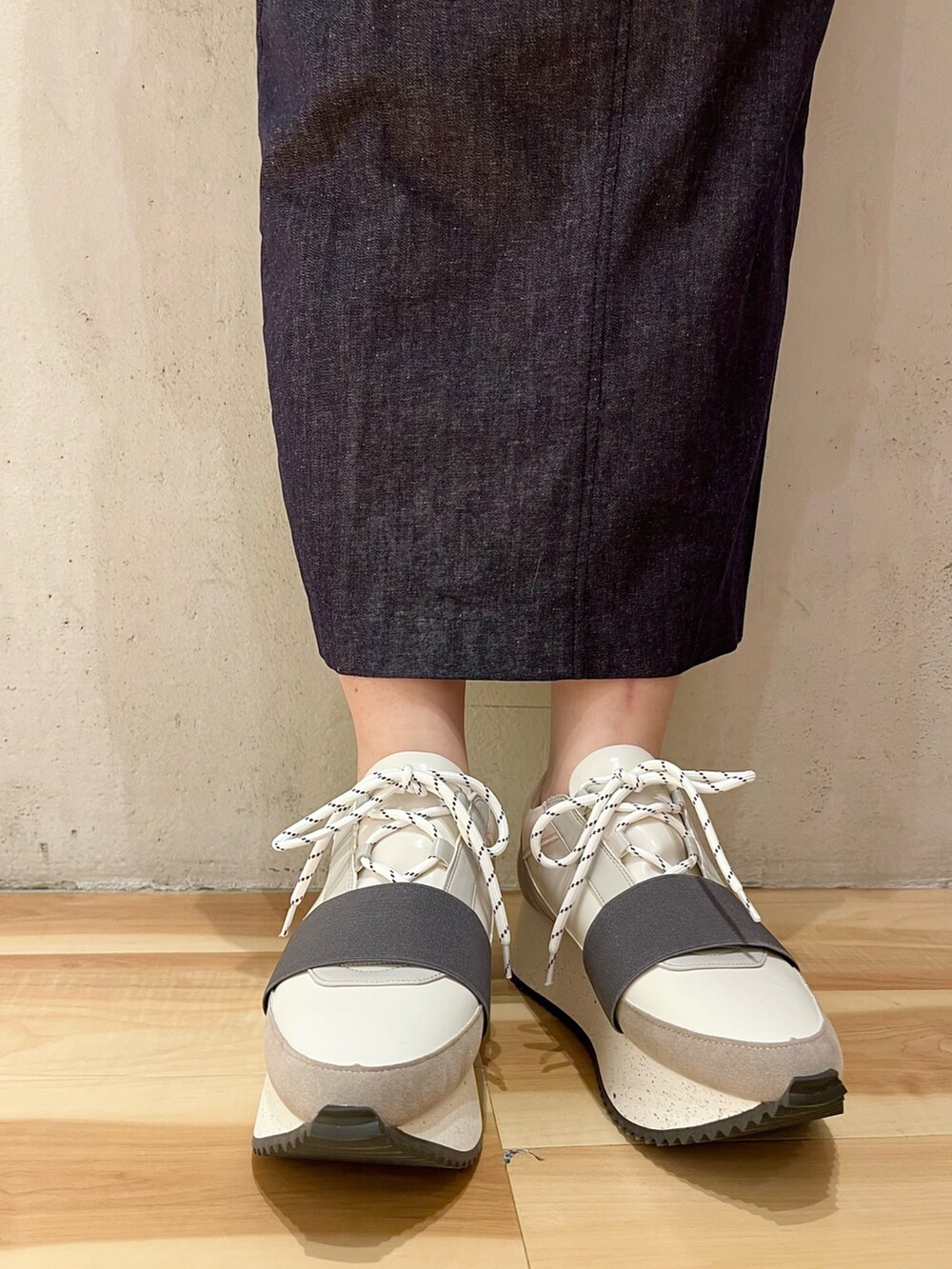 ホワイト系のシャツ/ブラウス、ブルー系のスカート、グレー系のスニーカーを着用したレディースの春コーディネートの9枚目の写真