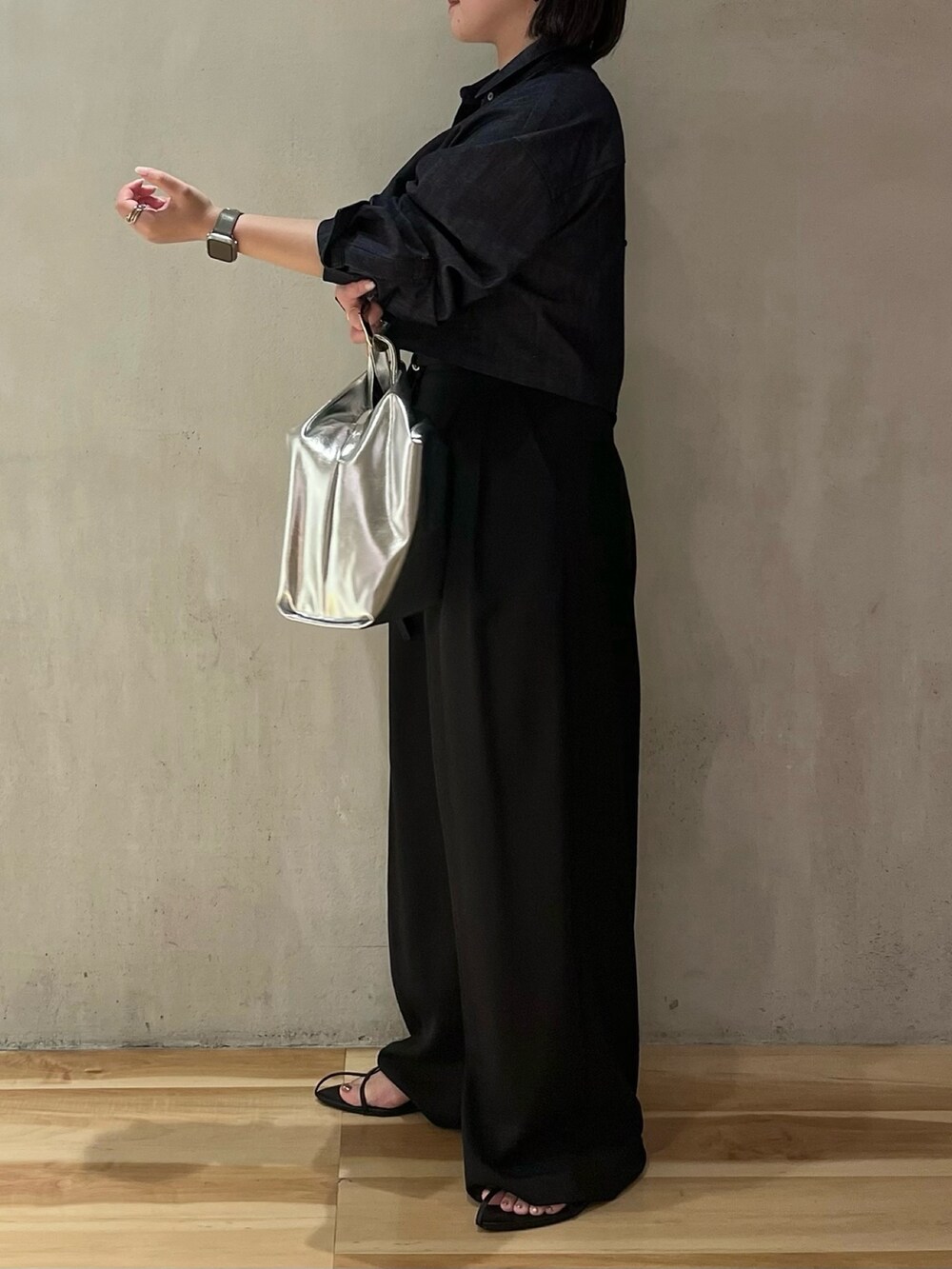 ブルー系のシャツ/ブラウス、ブラック系のキャミソール、ブラック系のその他パンツを着用したレディースの夏コーディネートの2枚目の写真