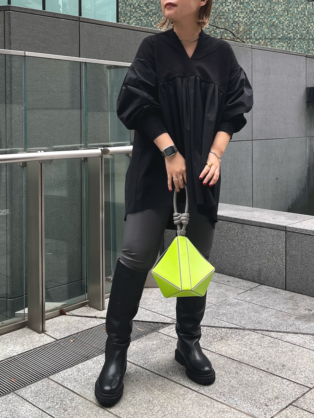 ブラック系のシャツ/ブラウス、グレー系のその他パンツ、グリーン系のハンドバッグを着用したレディースの冬コーディネートの2枚目の写真