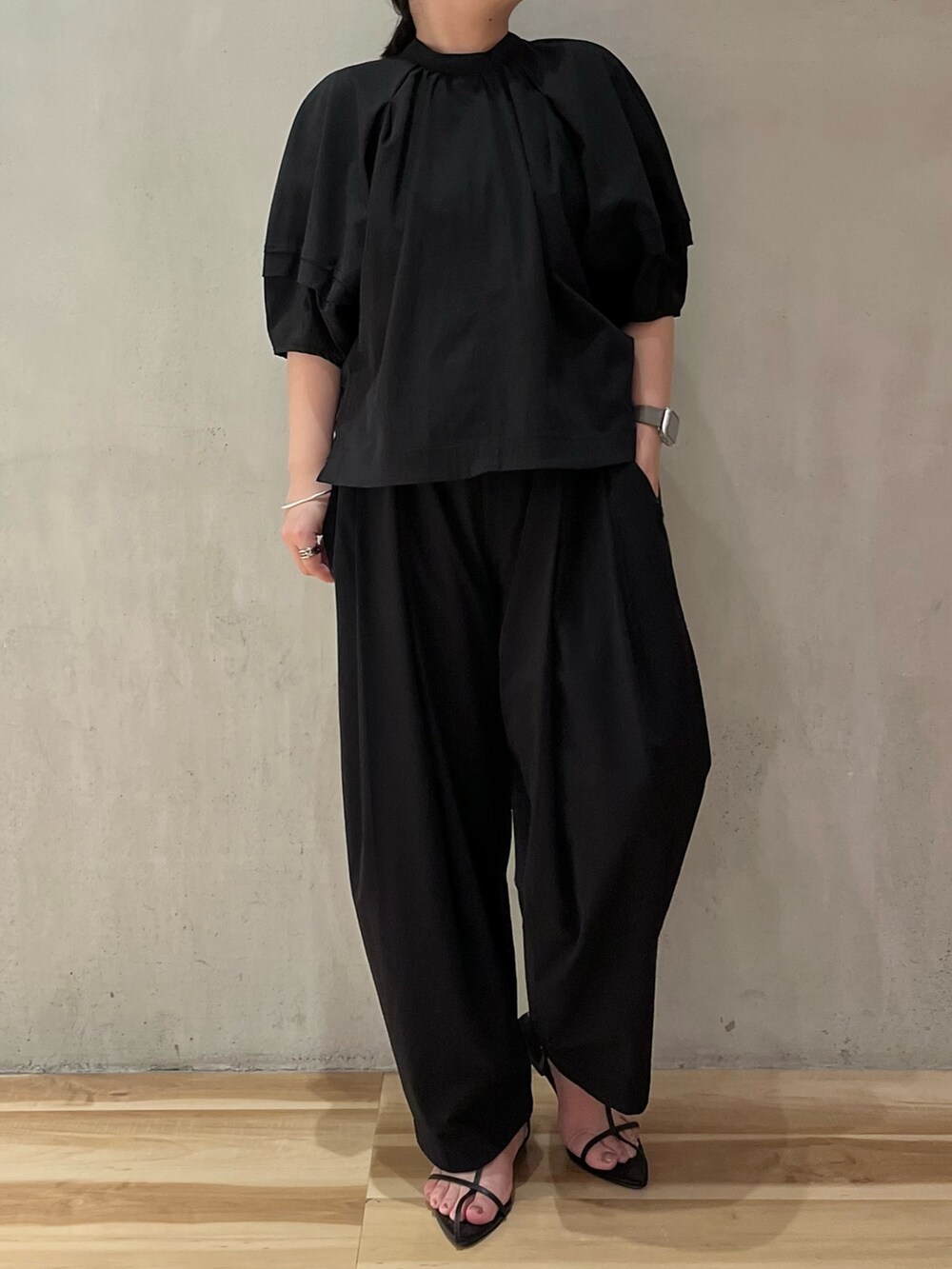 ブラック系のシャツ/ブラウス、ブラック系のその他パンツ、グレー系のキャミソールを着用したレディースの夏コーディネートの4枚目の写真