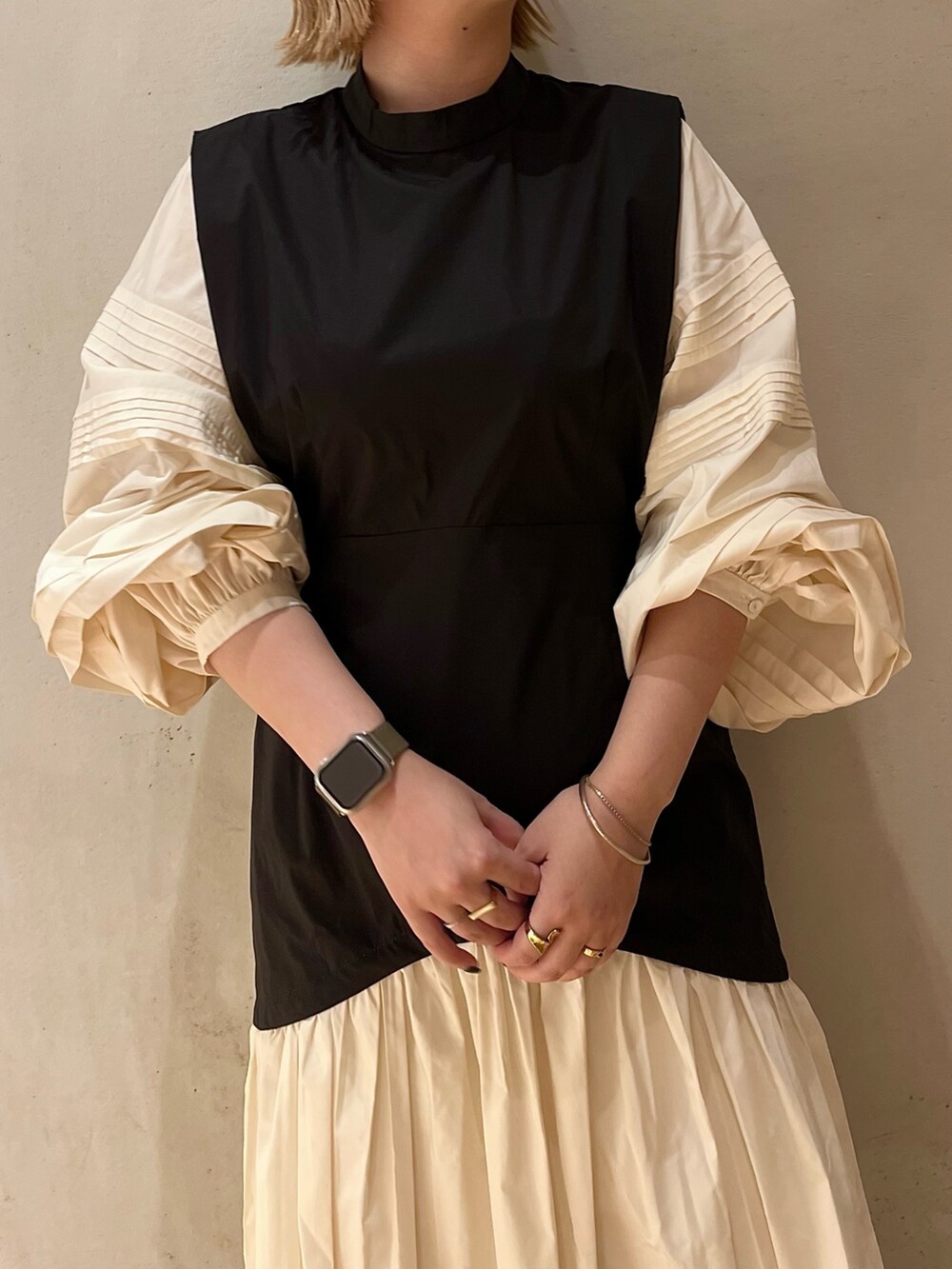 その他のワンピース、ブラック系のブーツを着用したレディースの春コーディネートの6枚目の写真