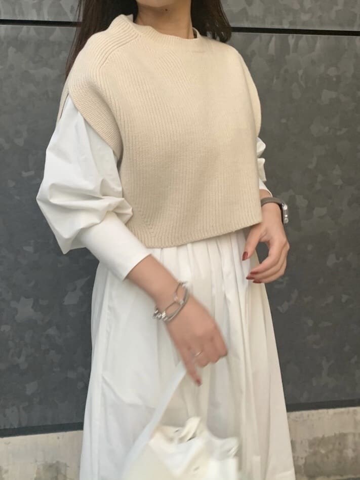 ホワイト系のハンドバッグ、ホワイト系のワンピースを着用したレディースの冬コーディネートの4枚目の写真