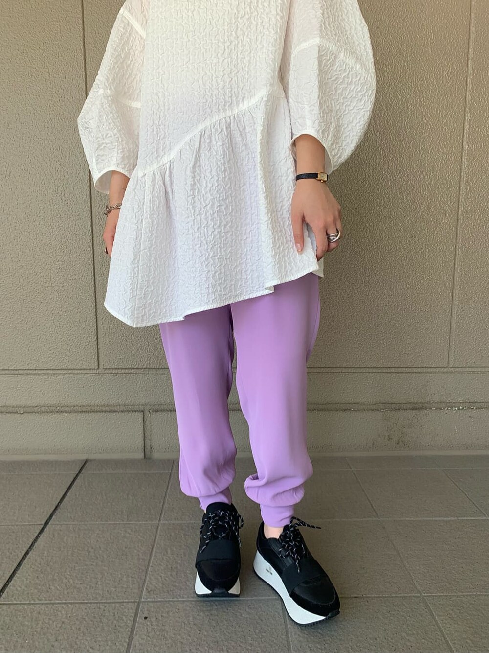 パープル系のその他パンツを着用したレディースの夏コーディネートの2枚目の写真