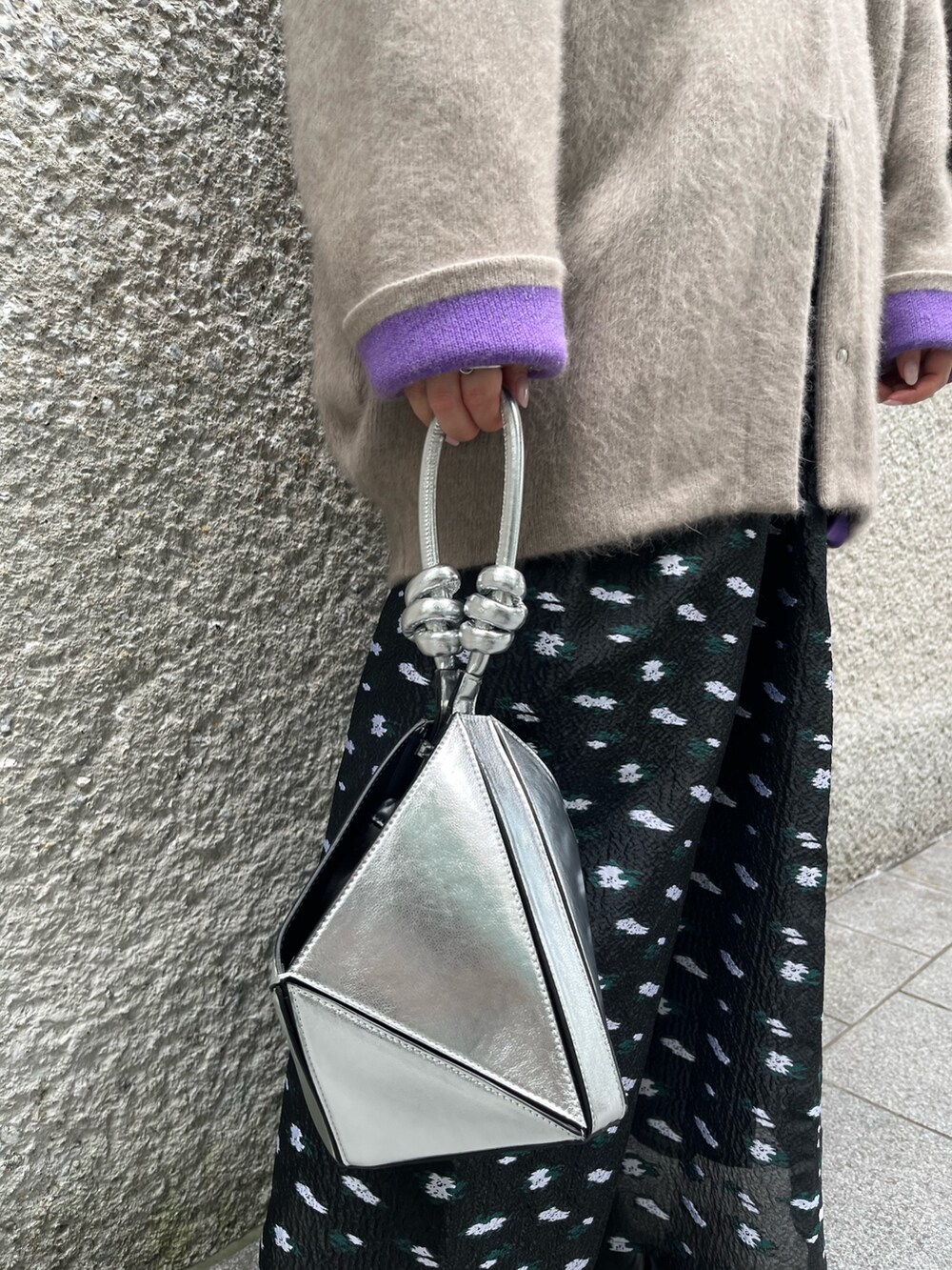 ベージュ系のカーディガン/ボレロ、その他のスカート、ブラック系のブーツを着用したレディースの夏コーディネートの9枚目の写真