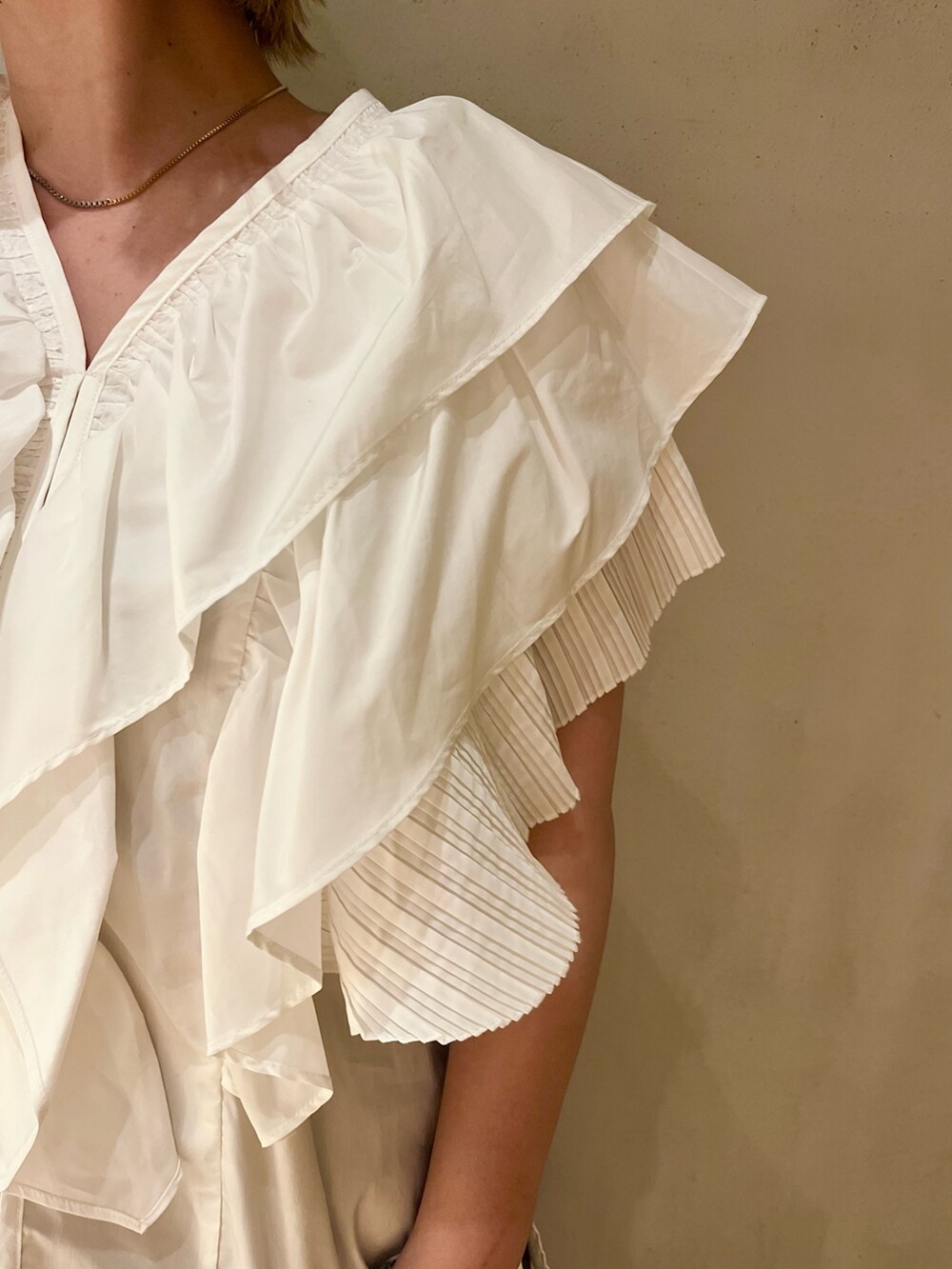 ホワイト系のシャツ/ブラウス、ブラウン系のスカート、ブラック系のブーツを着用したレディースの春コーディネートの7枚目の写真