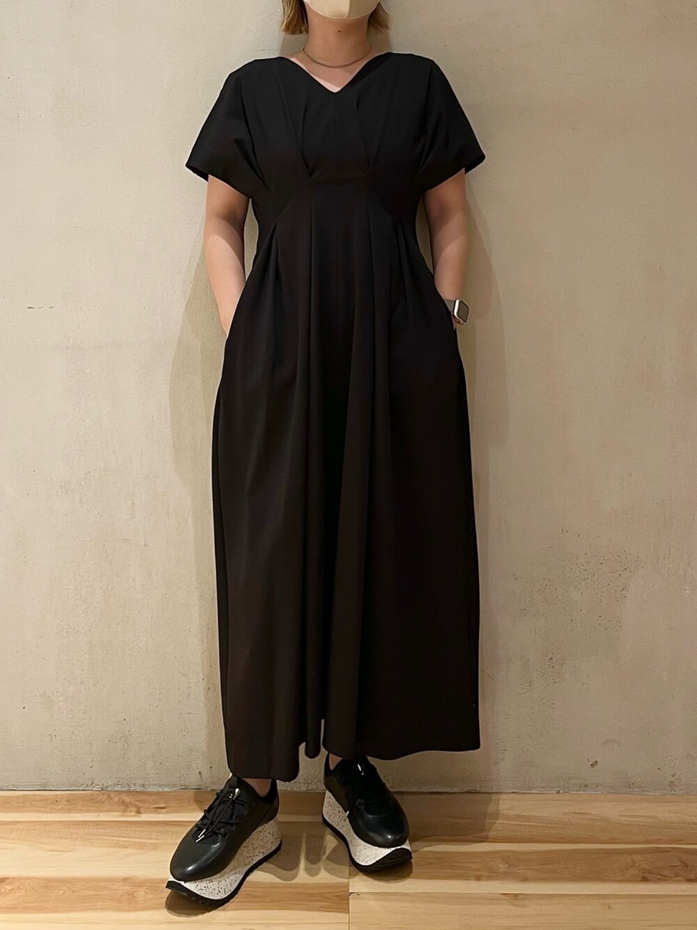 ブルー系のノーカラージャケット、ブラック系のワンピース、ブラック系のスニーカーを着用したレディースの夏コーディネートの10枚目の写真