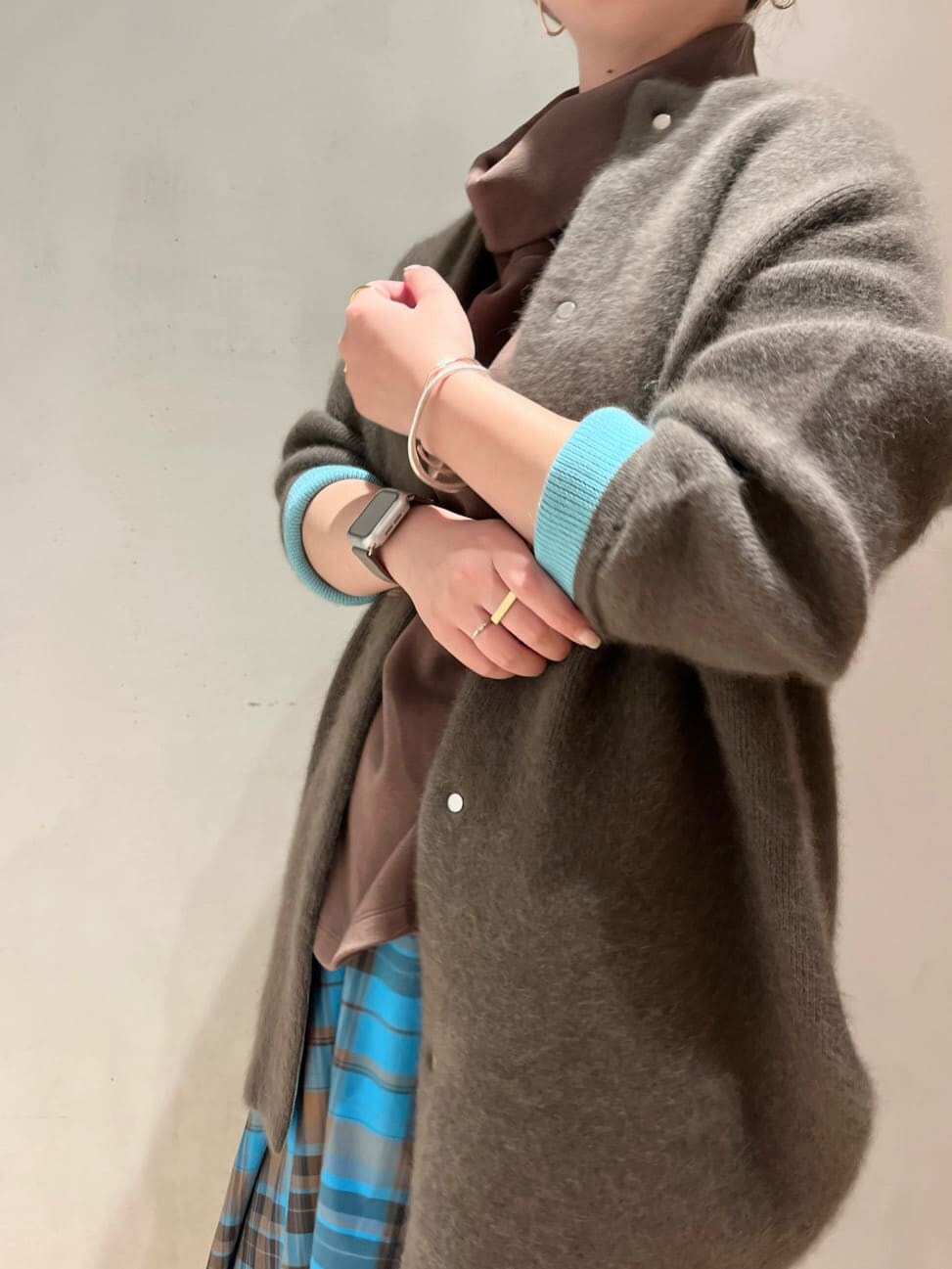 その他のスカート、ブラウン系のTシャツ/カットソー、ベージュ系のその他アウターを着用したレディースの夏コーディネートの6枚目の写真