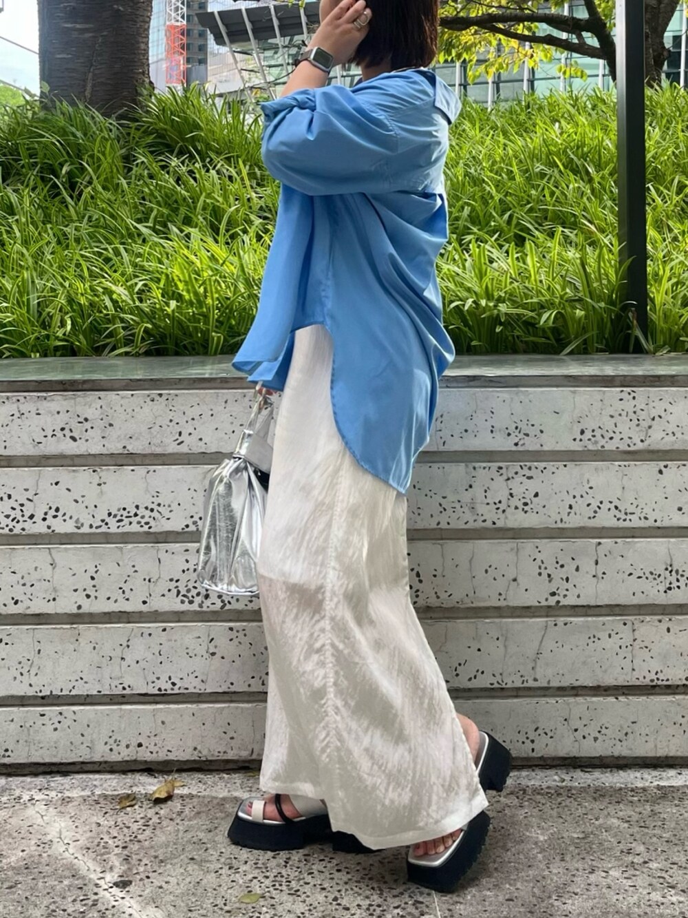 ブルー系のシャツ/ブラウス、ホワイト系のスカート、グレー系のタンクトップを着用したレディースの夏コーディネートの3枚目の写真