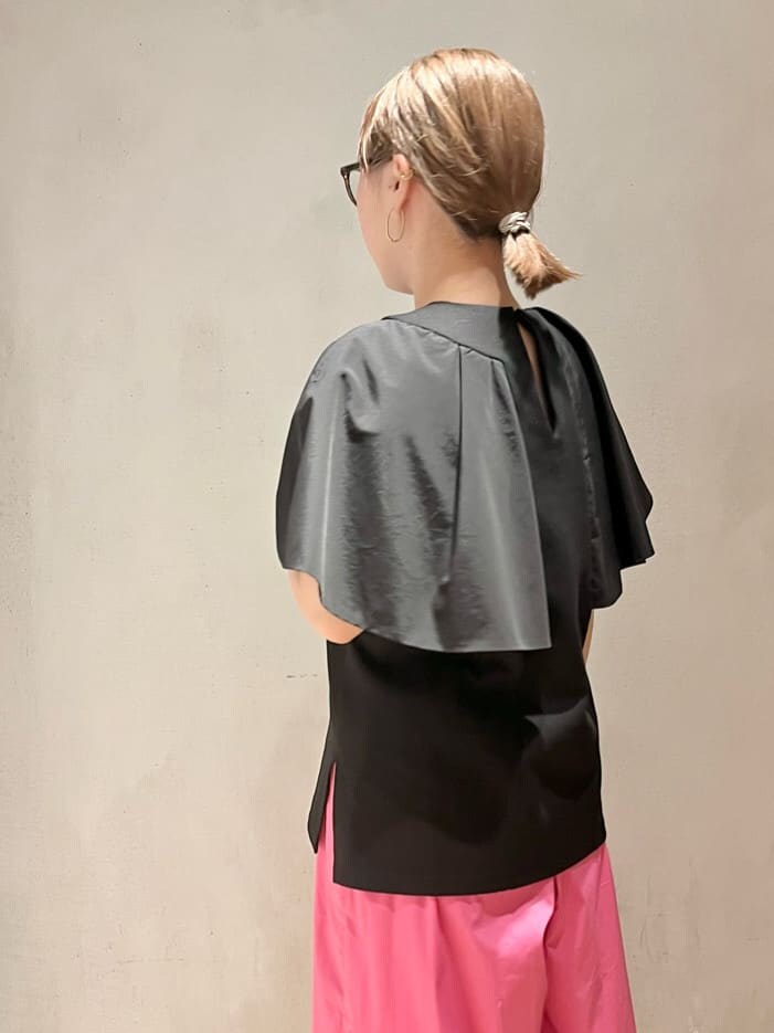 ピンク系のその他パンツ、ブラック系のTシャツ/カットソーを着用したレディースの春コーディネートの4枚目の写真